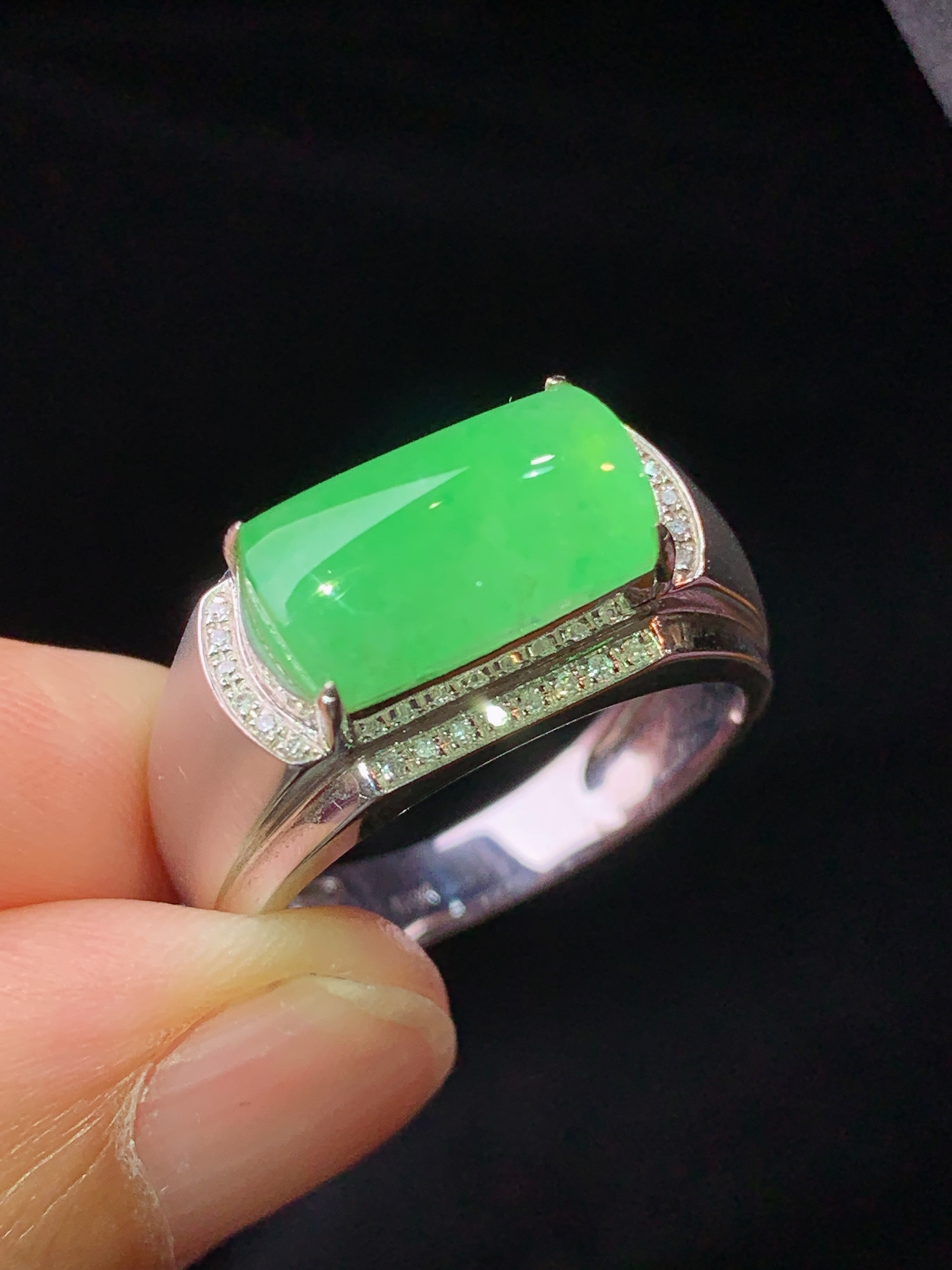 18k金钻镶嵌翠绿马鞍戒指吊坠 玉质细腻 色泽艳丽清新 水润亮眼 圈20.5 裸石尺寸7.2*13.8*3.8