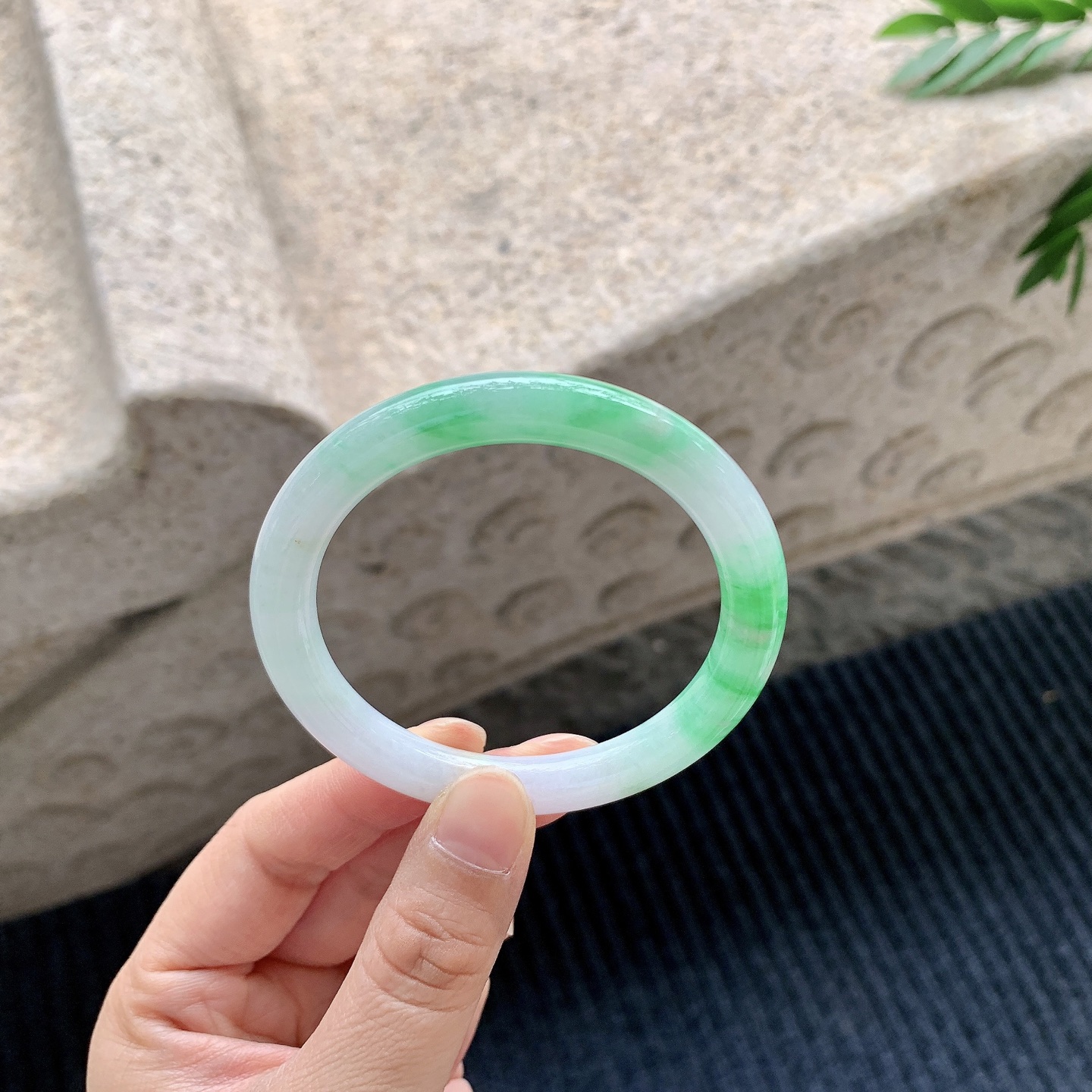 圆条51 52【圈口】52.6/8/8【编码】T6040917【描述】细糯飘阳绿，水润，种老，细腻，打灯有纹线