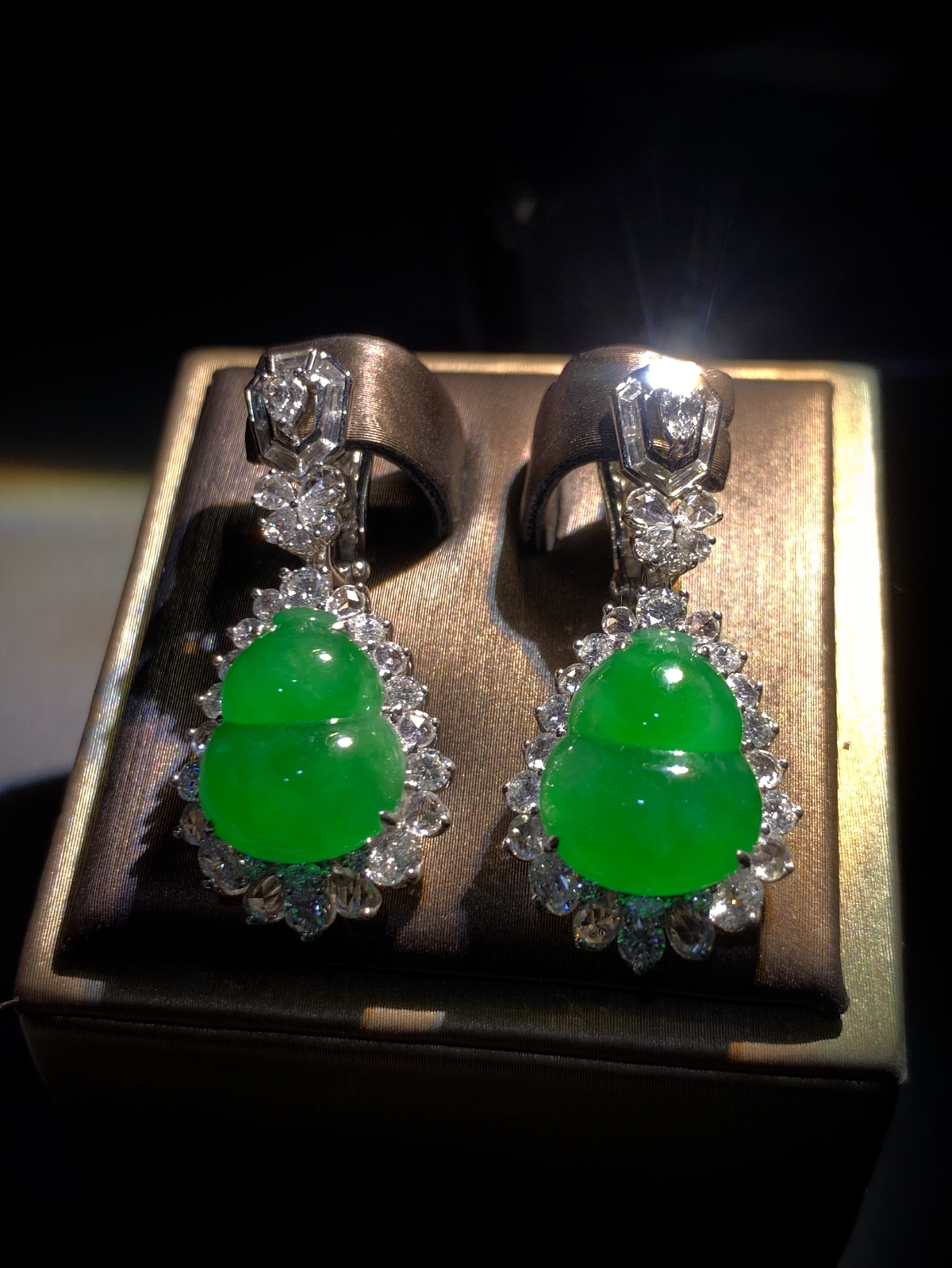 高品质翡翠葫芦耳坠，
裸石13.8-11.5-3.8mm，整体34-16-10.5mm，
18K金，