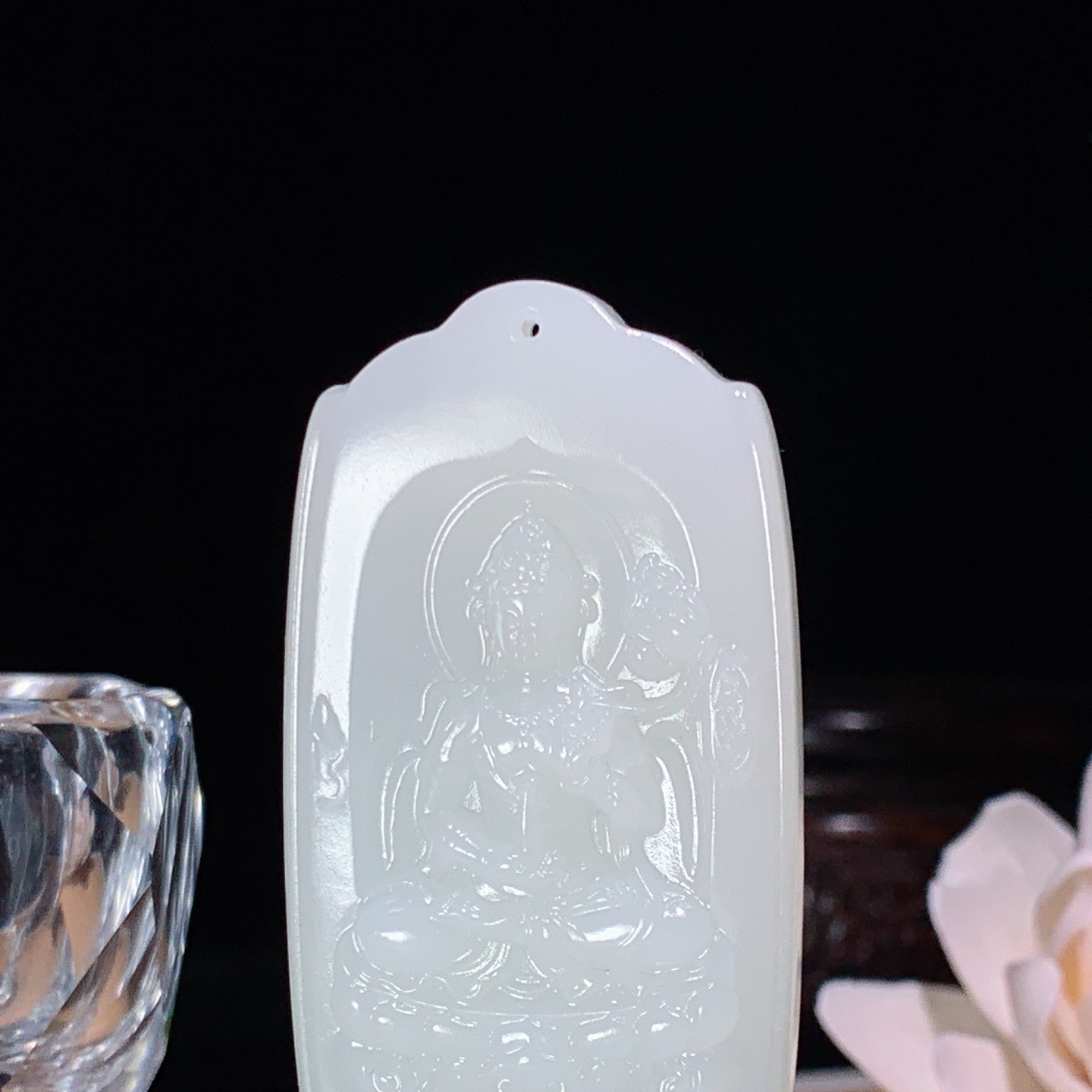 新疆和田玉羊脂白玉座莲挂件。尺寸61/34/12重50.5克 玉质细腻油润 底色纯净 脂粉好，品质好。lt260407