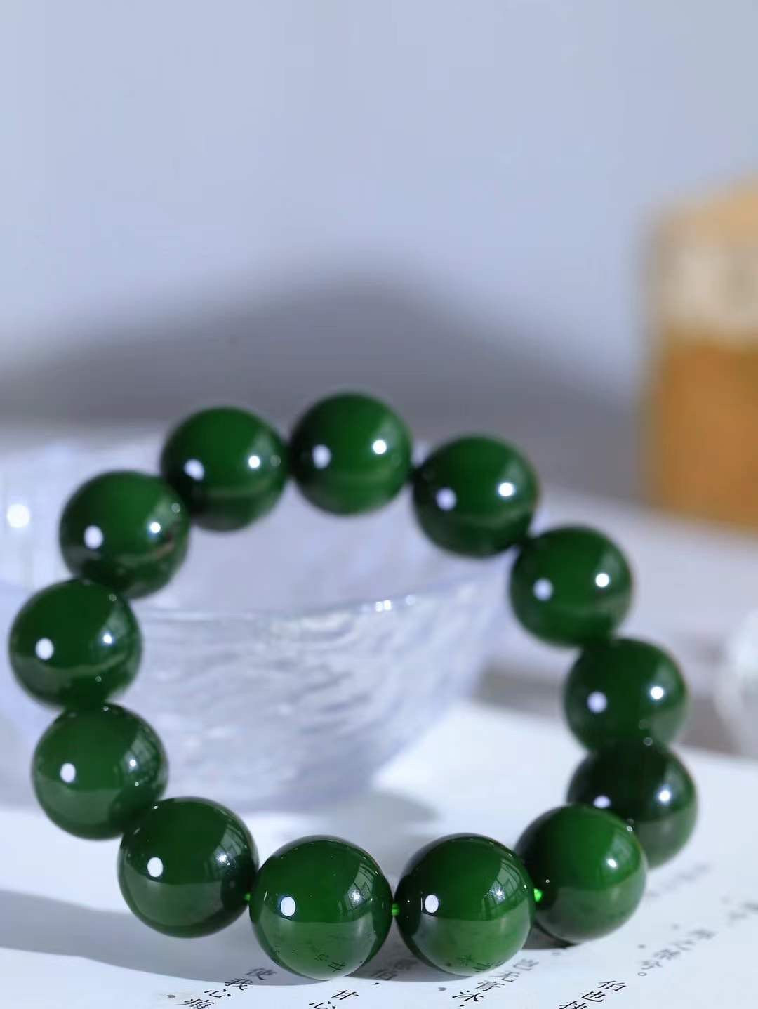 【珠圆玉润.手串】

收藏级臻品️和田玉碧玉珠圆玉润手串 玉质温润细腻  整串打磨圆润，佩戴舒适。珠珠落玉盘，间关莺语花底滑，一生美好时光，无论身在何处，都有它相伴相守。事事顺遂，幸福美满，吉祥如意。重103.6克 尺寸取一17mm FDT-1640813