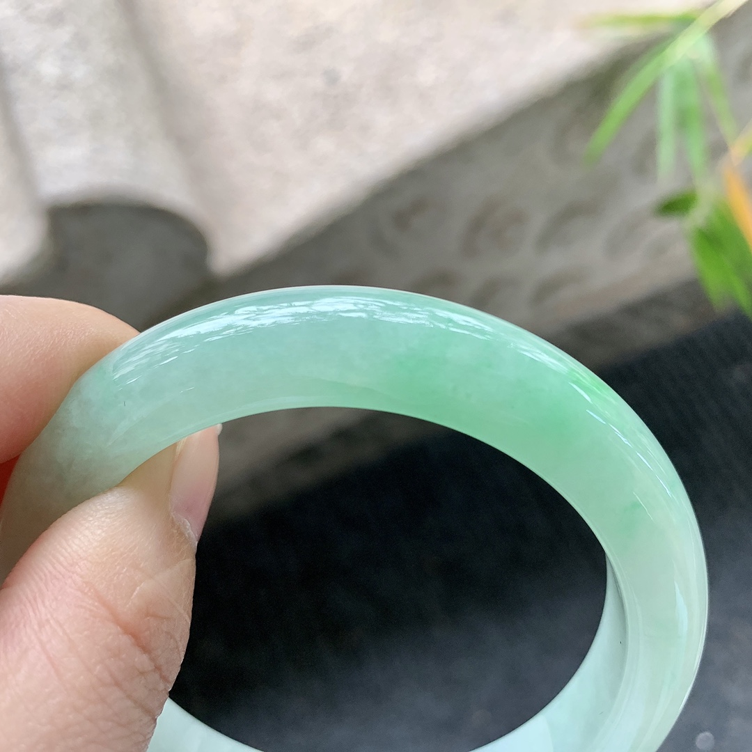 正圈56 57 【圈口】57.6/11.8/9.2 【编码】GL101667 【描述】飘绿，水润，种老，细腻，有棉纹