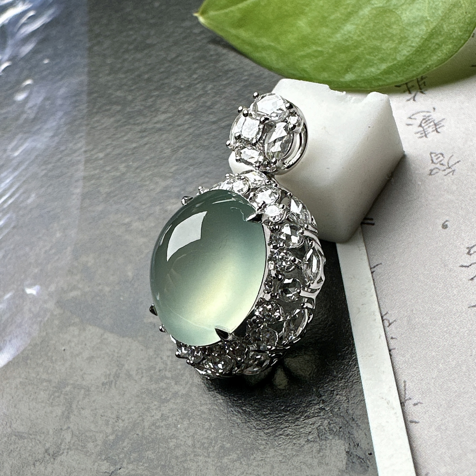 【冰种晴底蛋面】形状非常饱满，冰润通透，种老起光，胶感强烈。收藏品质，18K金钻镶嵌，裸石尺寸13*11.4*6.6毫米