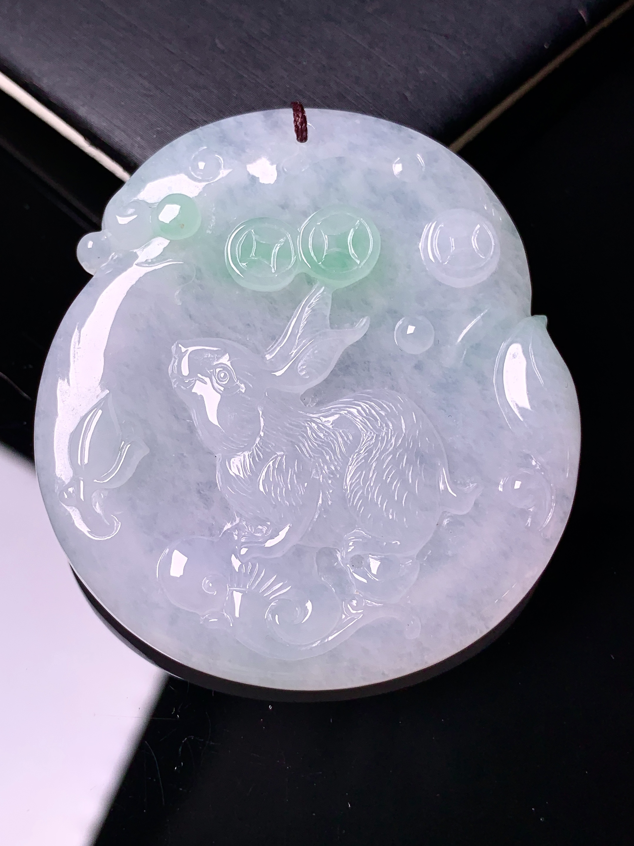 飘绿生肖兔吊坠 玉质细腻 色泽艳丽清新 水润亮眼 整体尺寸50*45.7*5.6b2