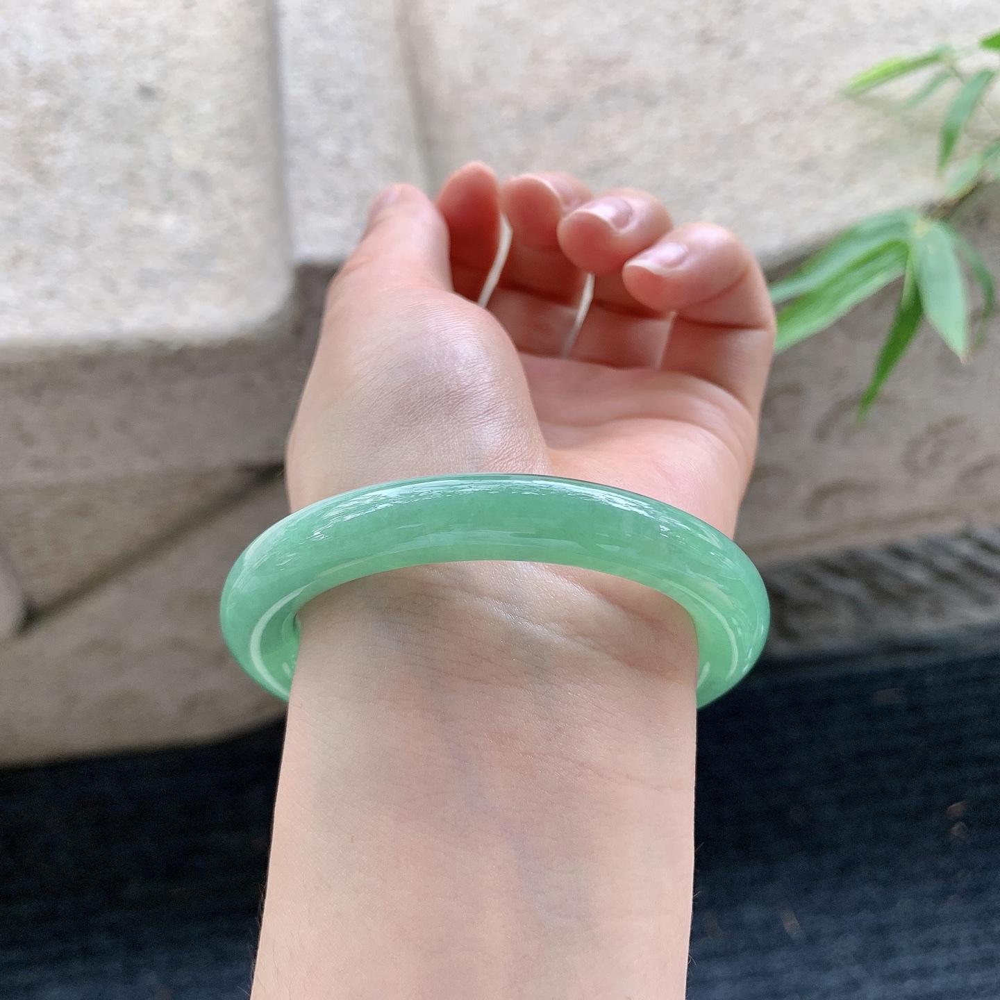 圆条51 52【圈口】52.8/9.8/9.7【编码】FL040367【描述】满绿，水润，种老，有纹线