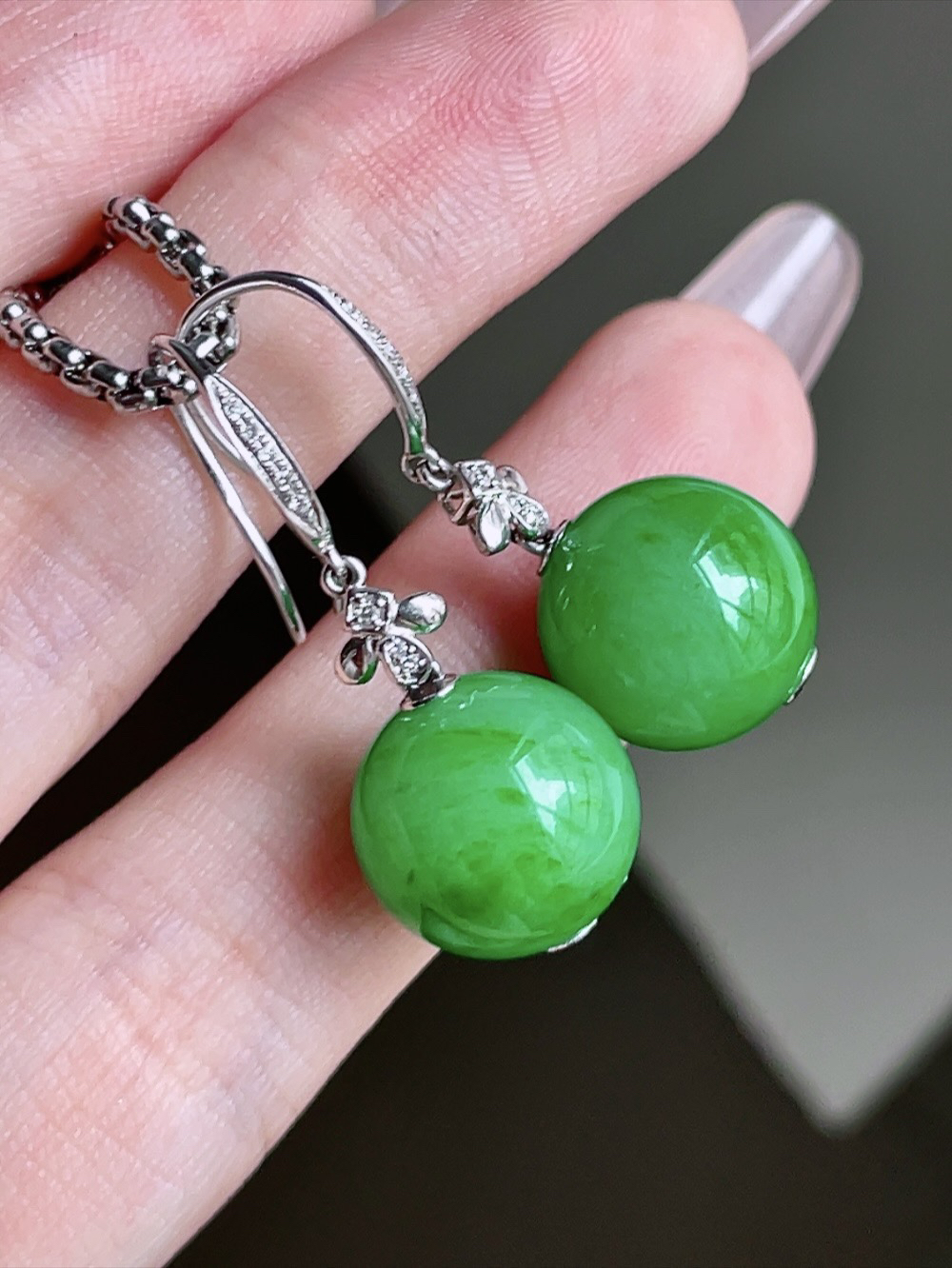 ️ 满绿珠子耳坠 
色泽鲜艳 珠圆玉润 18k金镶嵌
尺寸 30.5/12