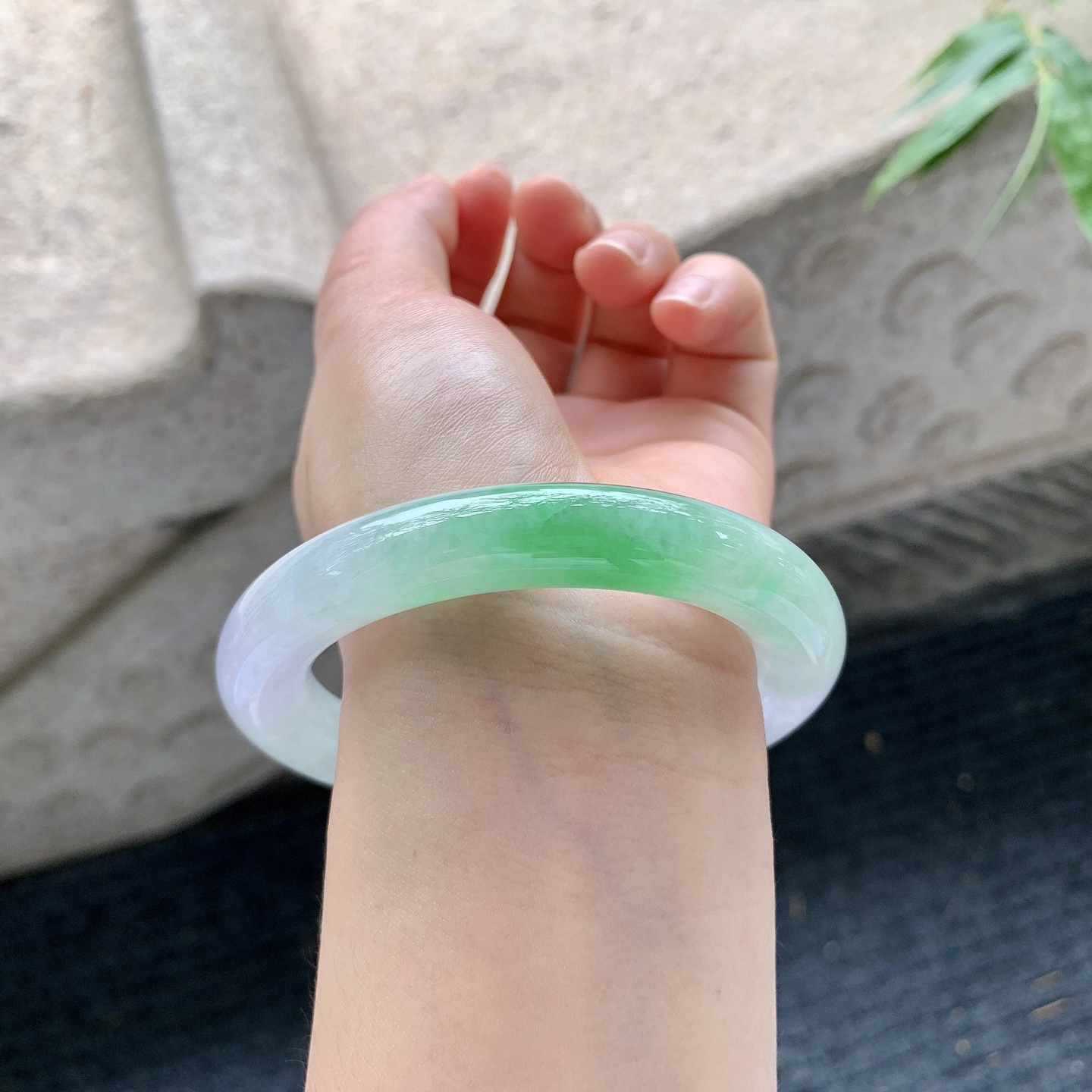 圆条55 56 【圈口】56.6/10.7/11.2 【编码】BA032561 【描述】春彩，飘绿，水润，种老，有纹线