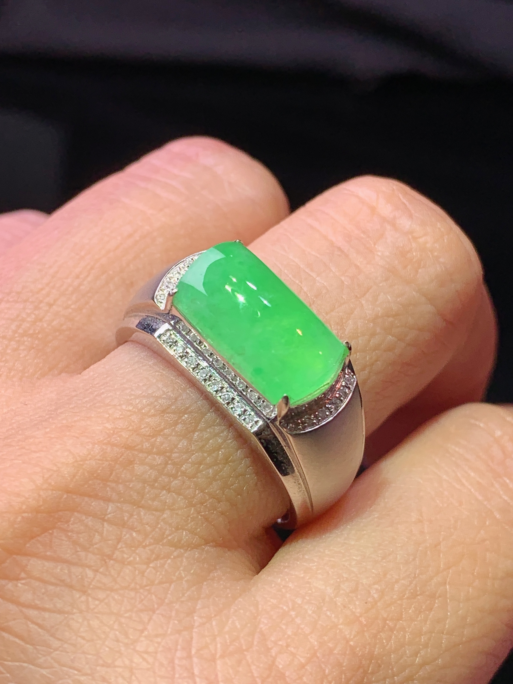 18k金钻镶嵌翠绿马鞍戒指吊坠 玉质细腻 色泽艳丽清新 水润亮眼 圈20.5 裸石尺寸7.2*13.8*3.8