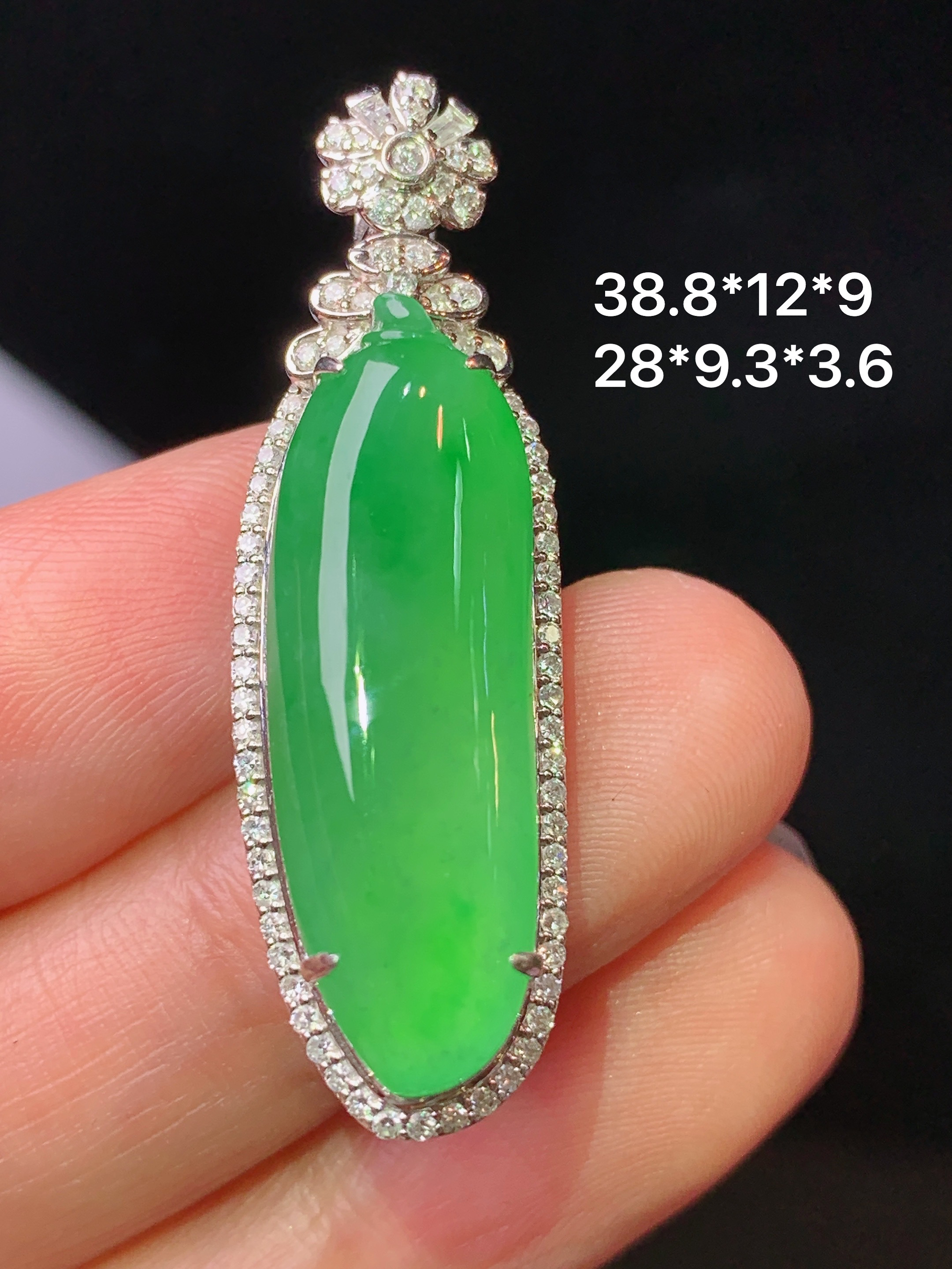 18k金钻镶嵌满绿福瓜吊坠 玉质细腻 色泽艳丽清新 水润亮眼 整体尺寸38.8*12*9L2