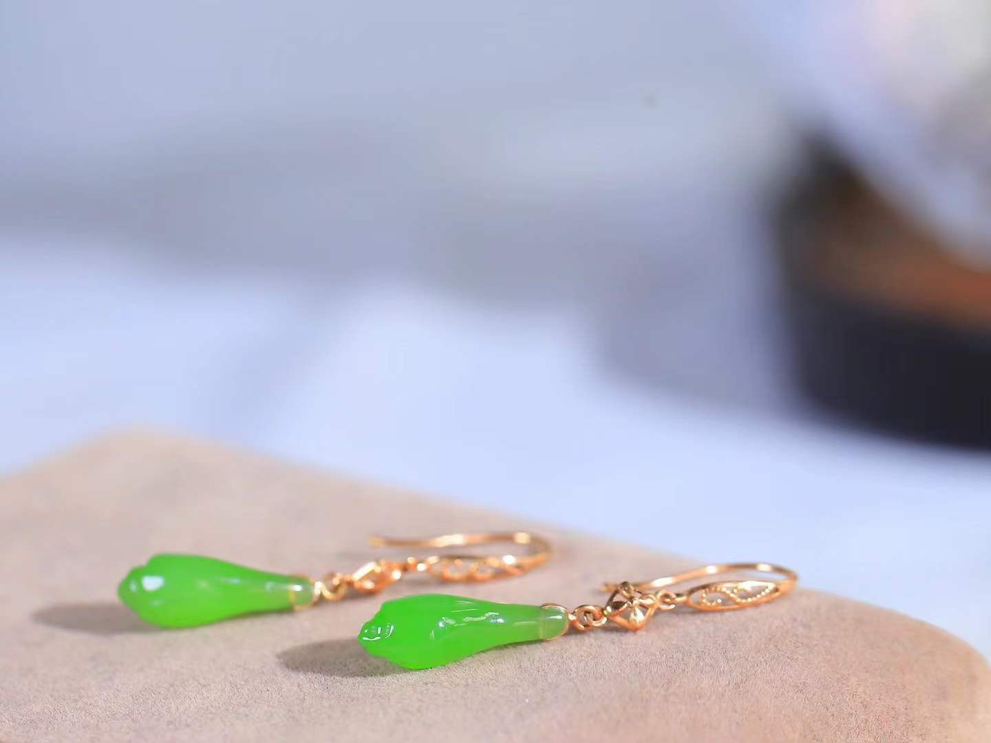 （金镶玉.玉兰花.耳坠）

精品和田玉碧玉兰花耳坠，清丽脱俗的玉兰花，一笔一笔细细雕进玉中，留住不败的风华。朴素中自有风韵。总重1.9克   尺寸取一14.5-6.5-5.7mm   fDA-9240756