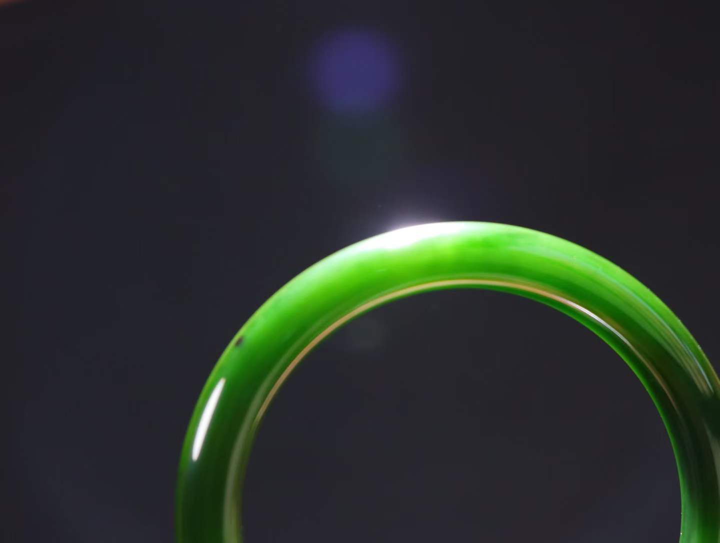 【碧色荡漾】

信誉第一 品质保证️和田玉碧玉菠菜绿手镯，俄料七号矿 红皮老料，玉质温润细腻 油性十足，色泽匀称，️款式精美时尚，佩戴美观惹眼，美自天成，婉约之美，举手投足间透出那份低调奢华。

重47克 圈口56.2mm尺寸56.2-11.6-8.5mm O18823207130