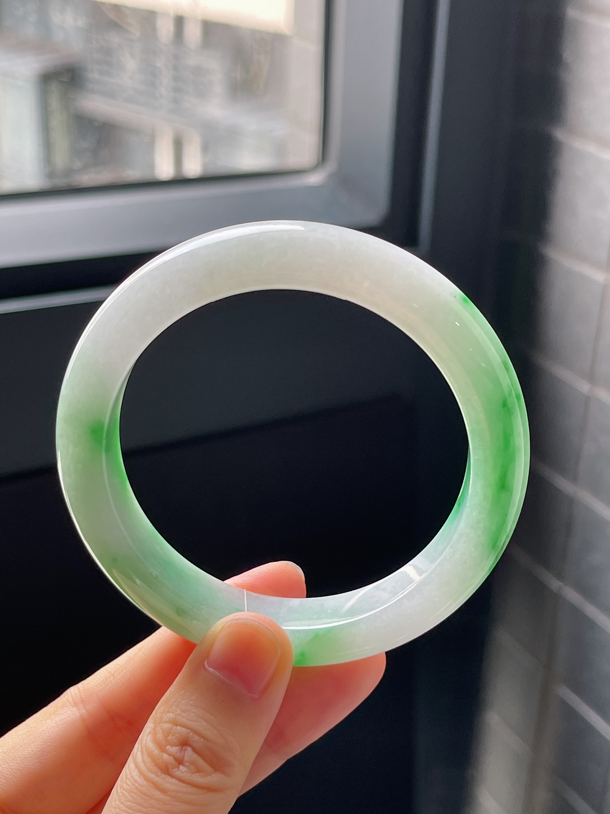 正圈56.7圈口，翡翠冰糯种细腻飘阳绿手镯