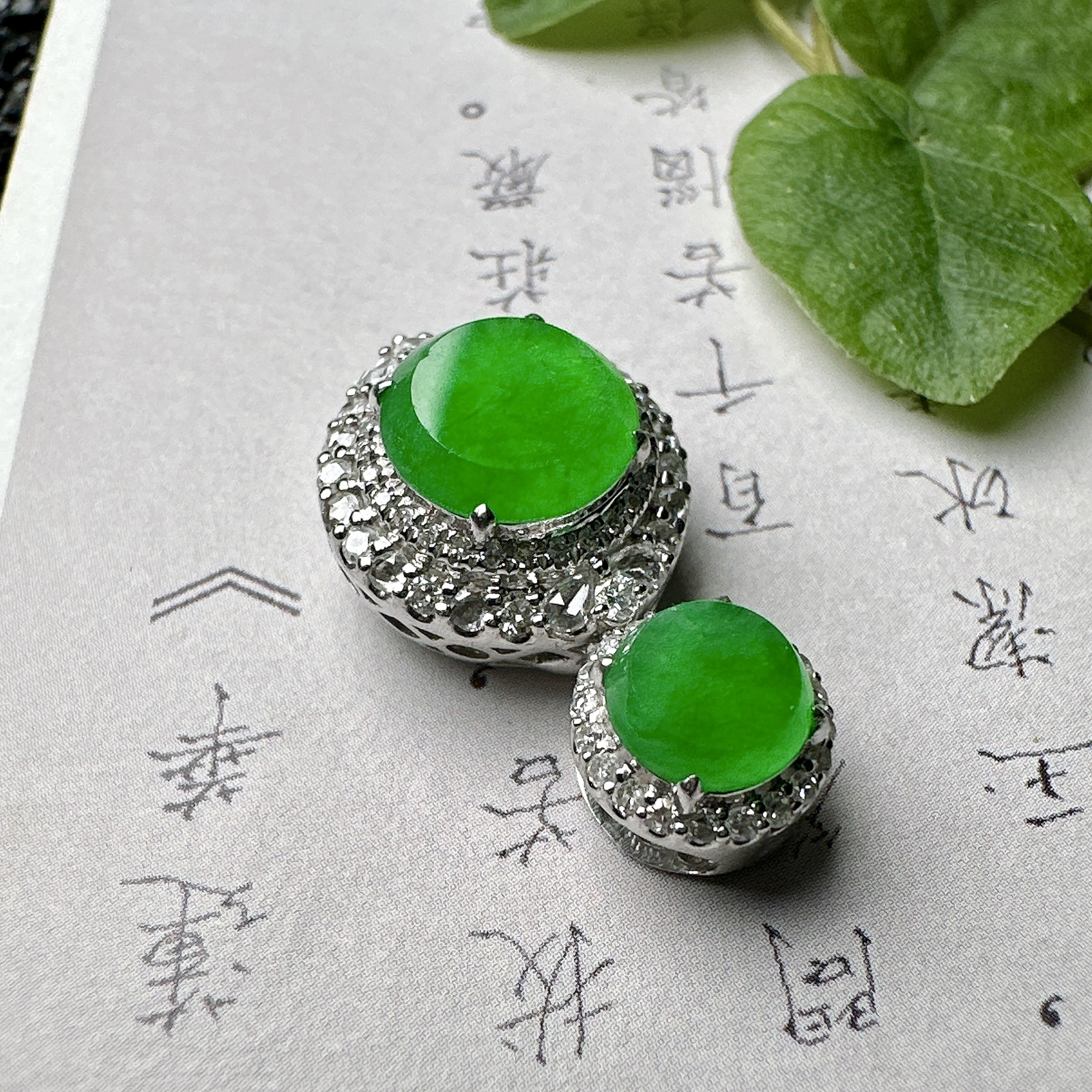 【冰种满绿圆无事牌】种水上乘，通透闪亮，晶莹剔透。18K金钻镶嵌，裸石尺寸8*2.6毫米。