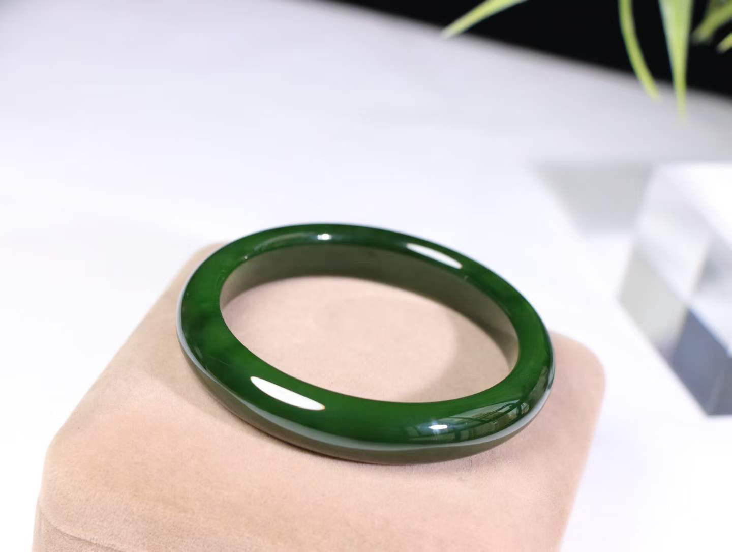 【腕间柔情】

收藏级和田玉碧玉菠菜绿手镯，俄料七号矿 红皮老料，玉质温润细腻 油性十足，色泽