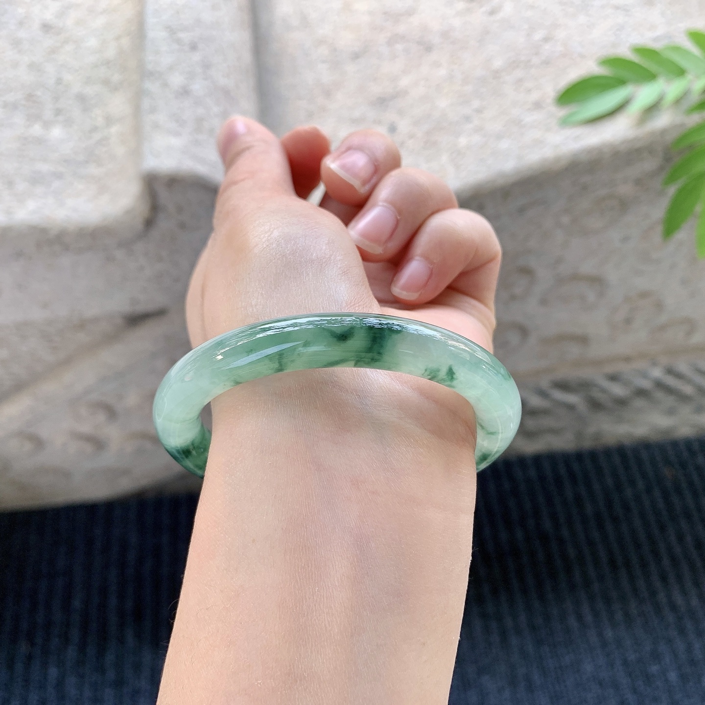 圆条54 55 【圈口】55/9/9 【编码】A1031168 【描述】冰糯飘花，水润，种老，细腻，无纹裂