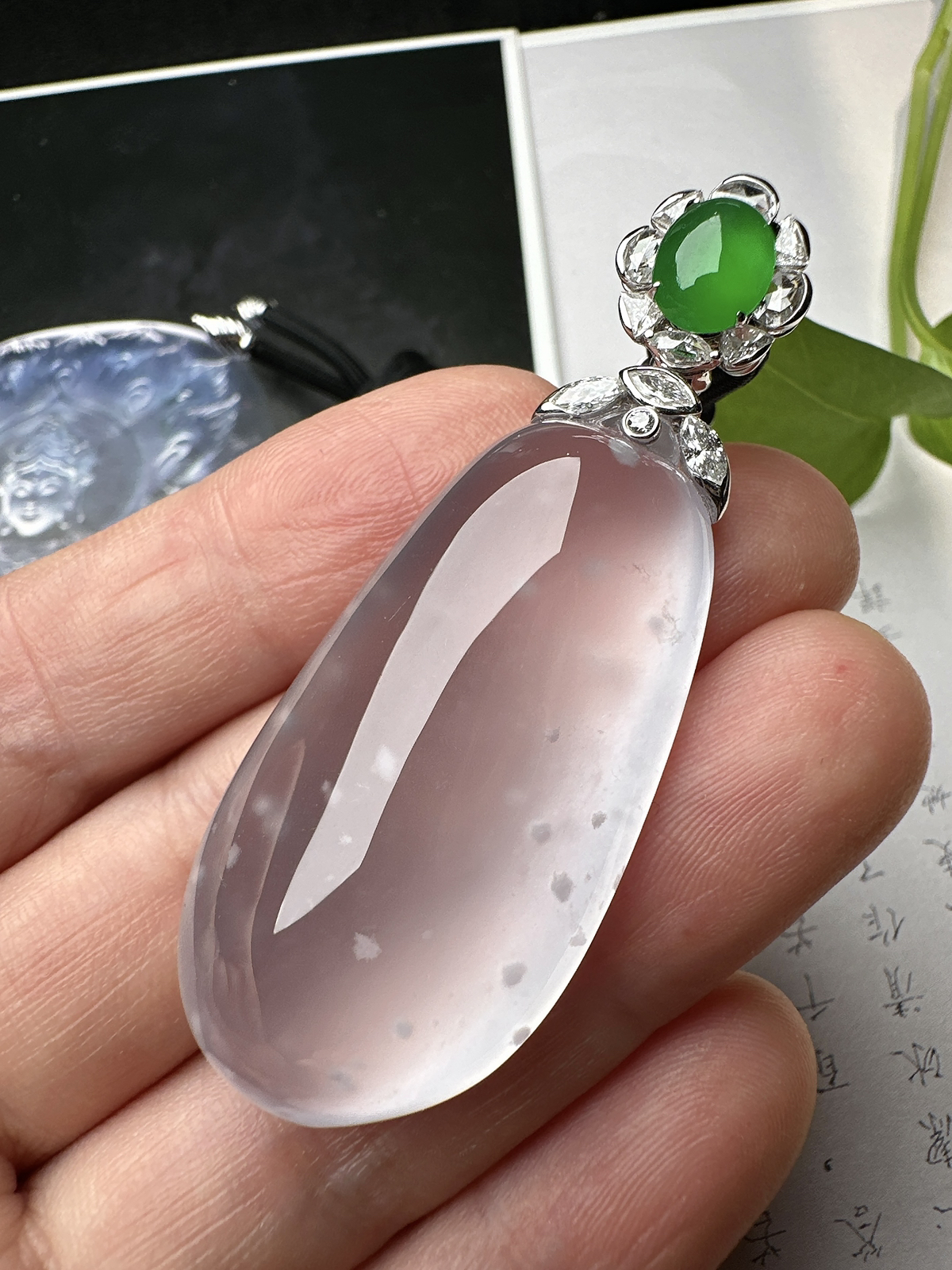 【玻璃种福瓜吊坠】雪花棉老料，种水上乘，晶莹剔透，纯净通透，莹光感很强。收藏品质，18k金钻镶嵌，裸石尺寸46*22.5*10.8毫米