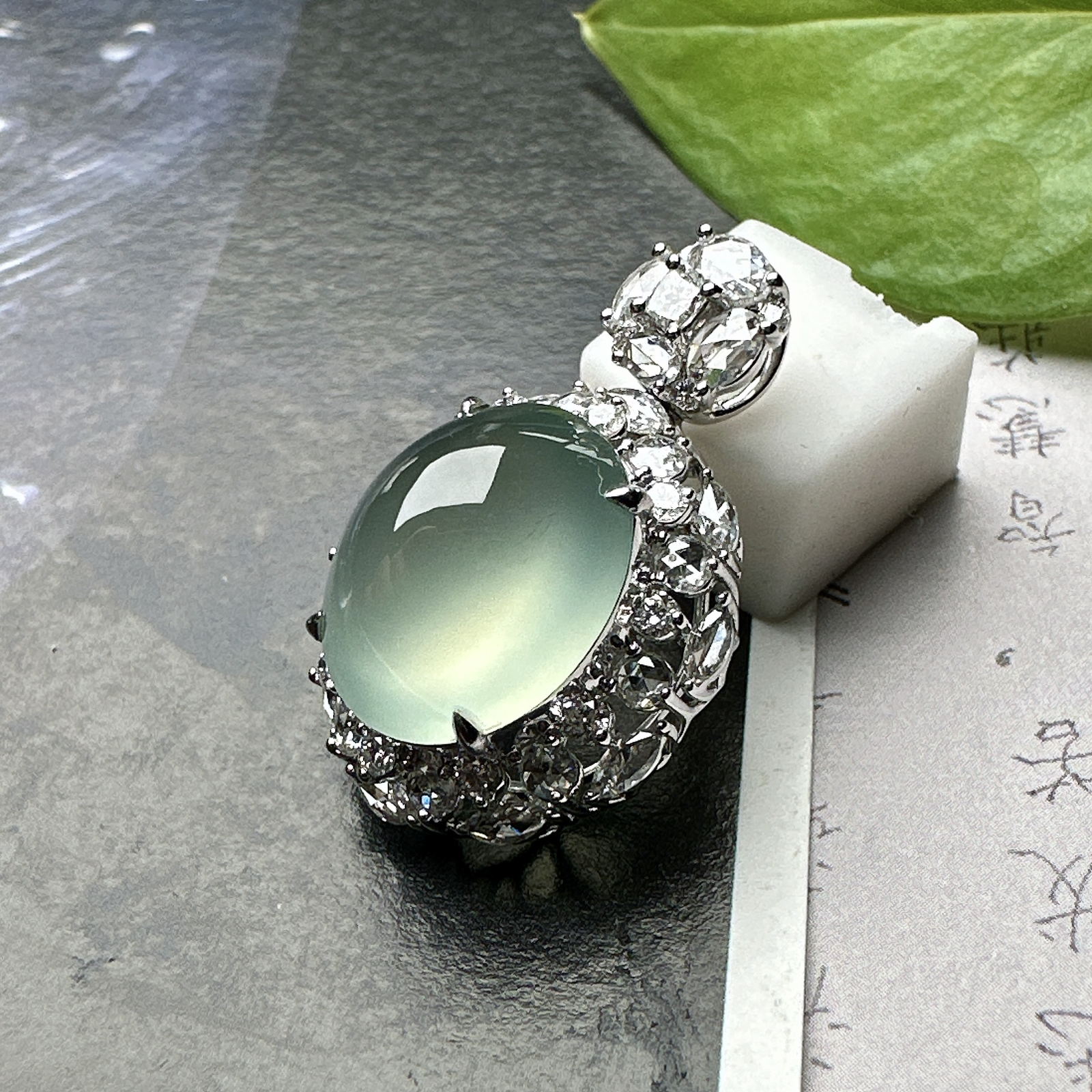 【冰种晴底蛋面】形状非常饱满，冰润通透，种老起光，胶感强烈。收藏品质，18K金钻镶嵌，裸石尺寸13*11.4*6.6毫米