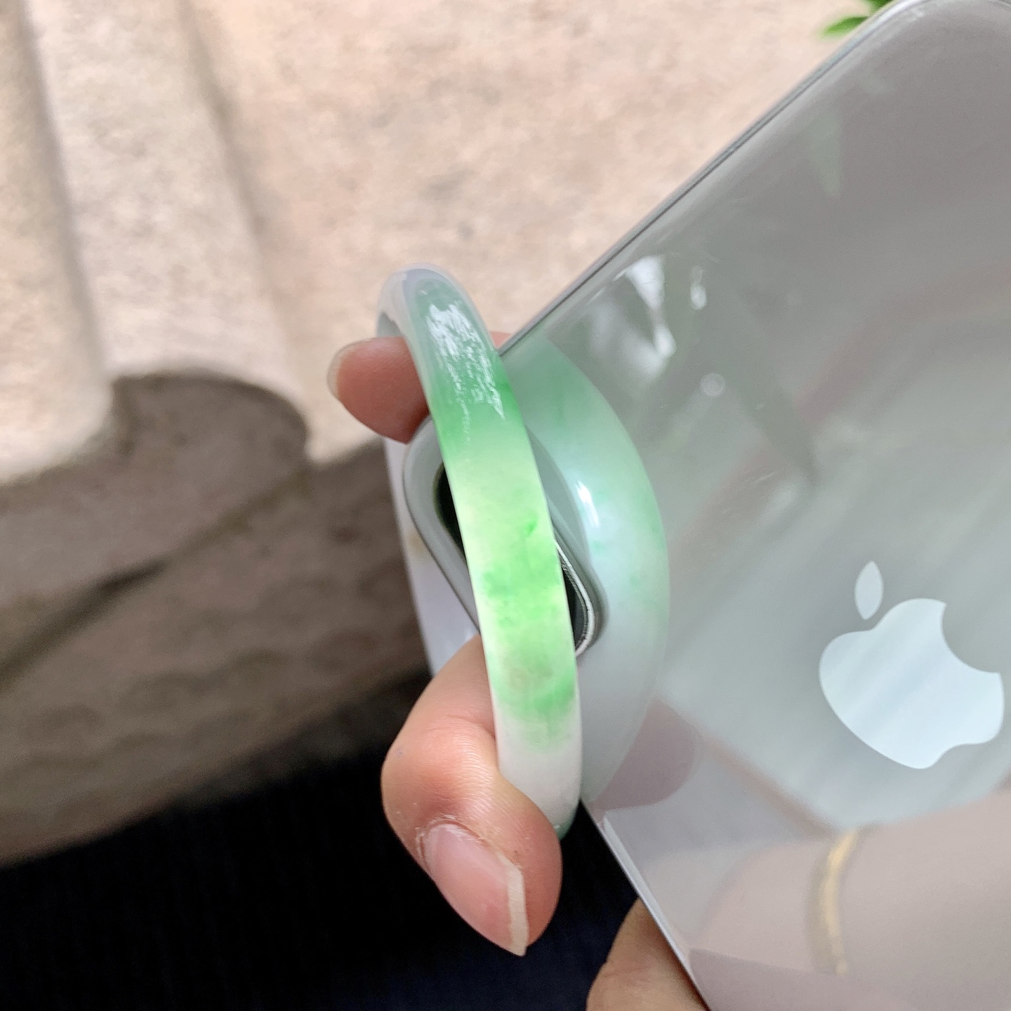 圆条51 52【圈口】52.6/8/8【编码】T6040917【描述】细糯飘阳绿，水润，种老，细腻，打灯有纹线