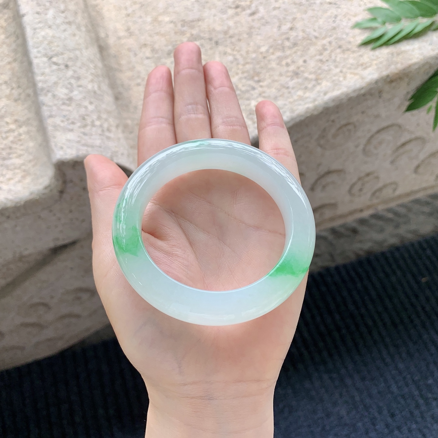 正圈54 55 【圈口】54.4/12.5/10.6 【编码】A3040935 【描述】糯冰飘绿阳绿，水润，种老，细腻，无纹裂