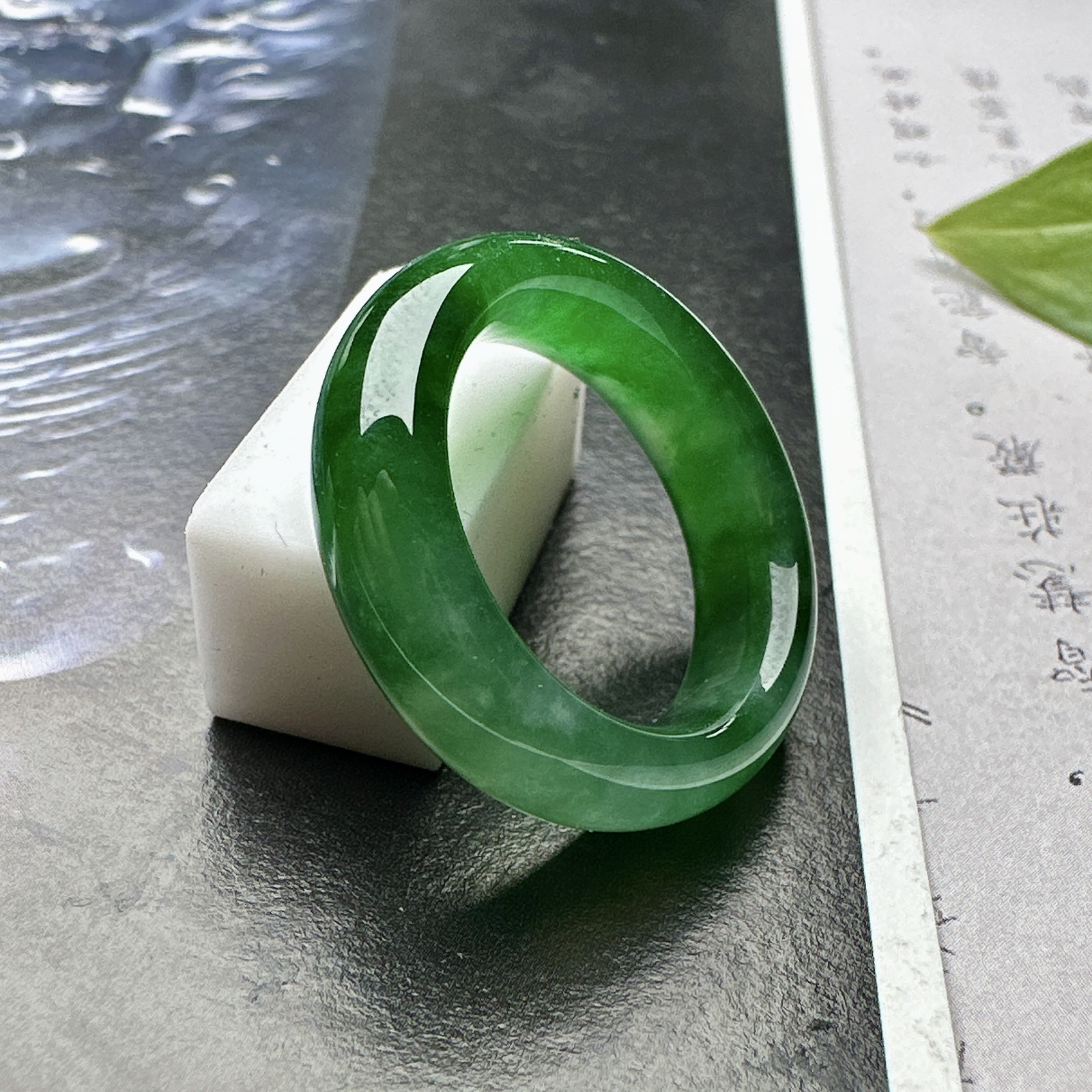 【冰种满绿戒圈】难得的冰润度，难得的好颜色，韵味十足，古色古香。也可吊坠佩戴
