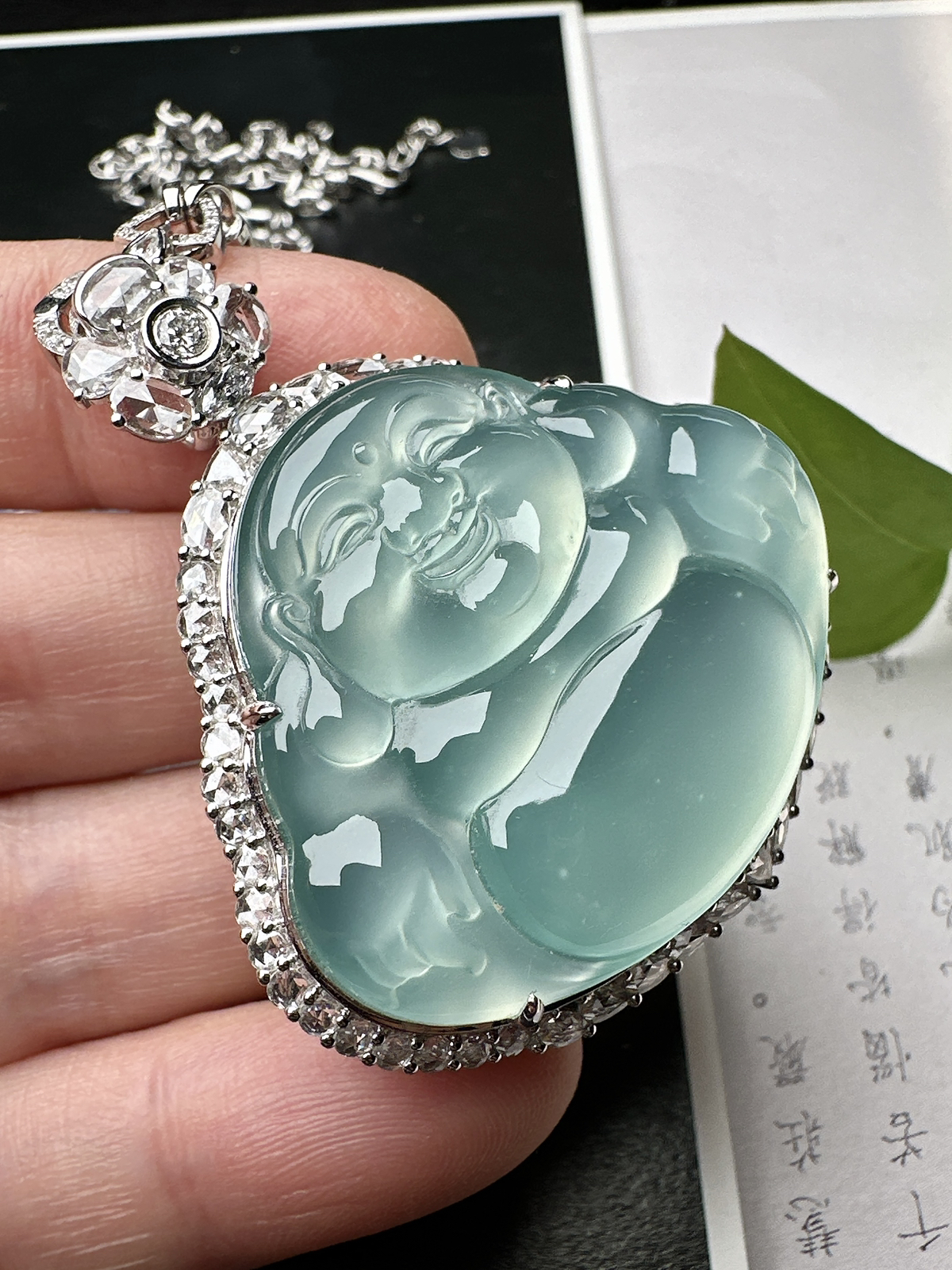 【玻璃种天空蓝佛】大尺寸，冰感动人，通透闪耀，光可鉴人，佳品推荐。收藏品质，18k金钻镶嵌，裸石尺寸32.6*39*5.2毫米