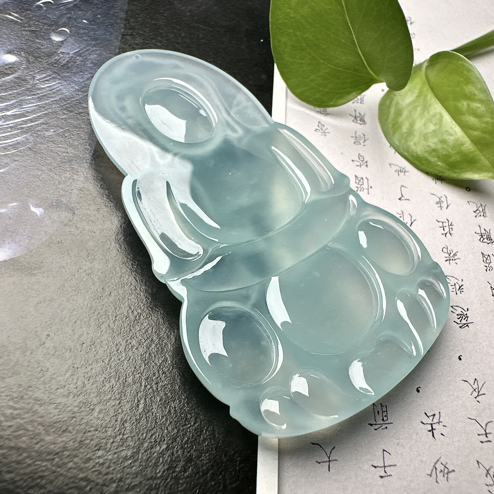 【冰种正装观音】蓝底色泽，质地细腻，通透度上佳，冰感十足，适合佩戴