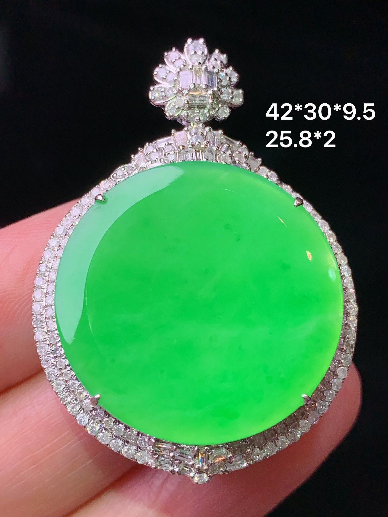 18k金钻镶嵌翠绿圆牌吊坠 玉质细腻 色泽艳丽清新 水润亮眼 整体尺寸42*30*9.5c1