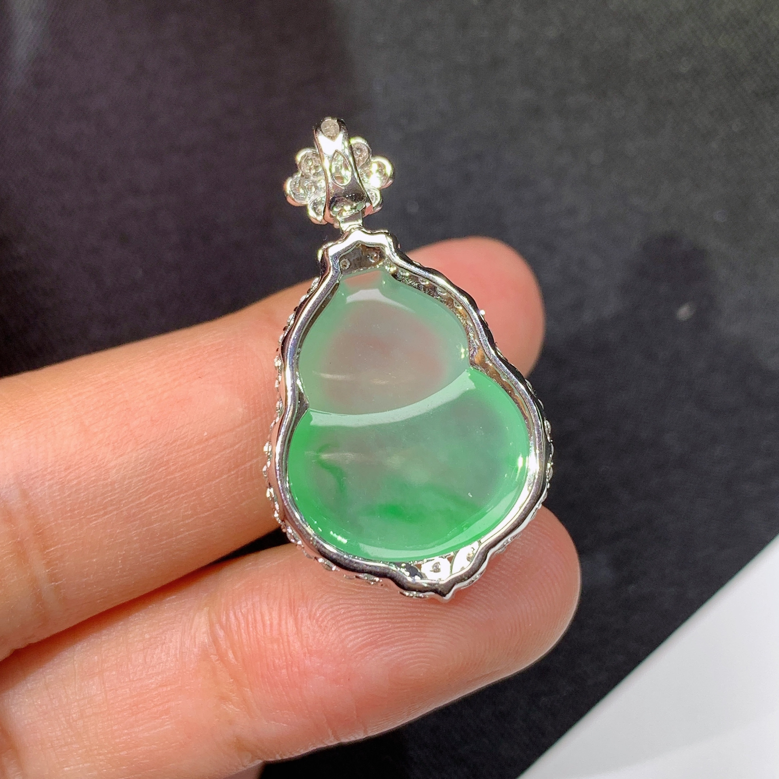 冰飘绿葫芦吊坠，18k金镶嵌，冰润饱满，玉质细腻，种水足，Jj 尺寸30.8*17.8*9.2