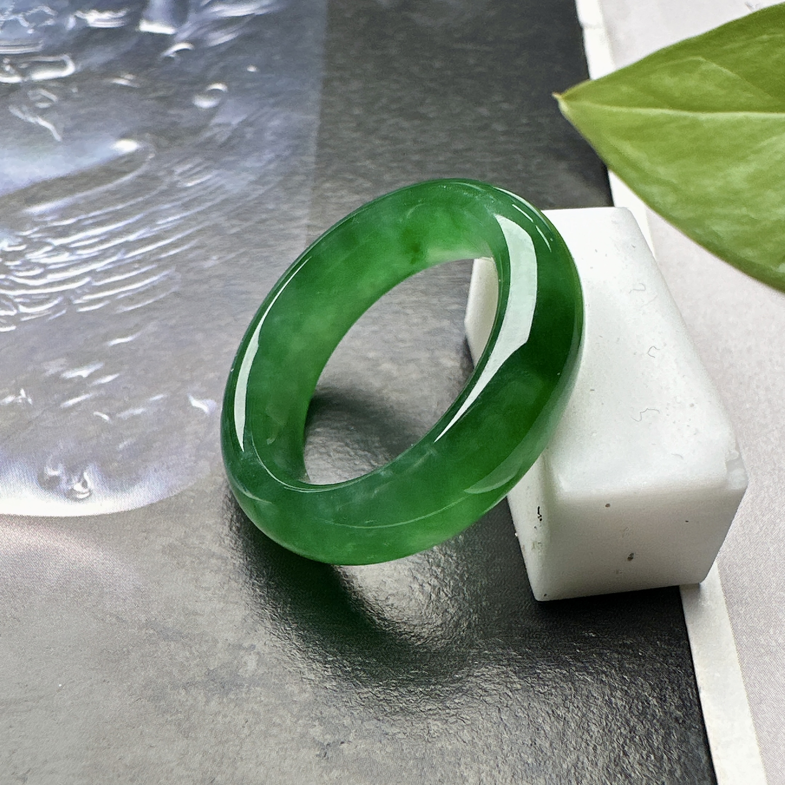 【冰种满绿戒圈】难得的冰润度，难得的好颜色，韵味十足，古色古香。也可吊坠佩戴。