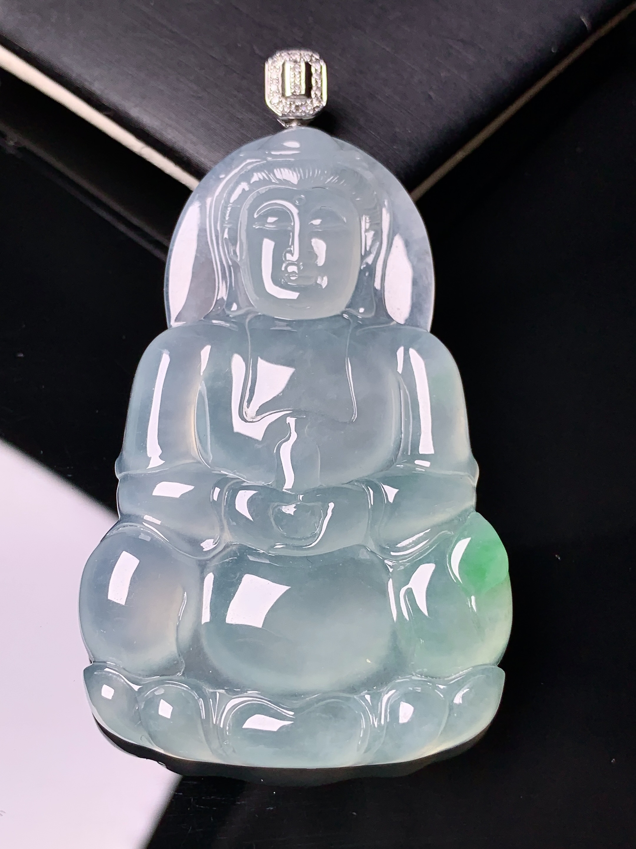 18k金钻镶嵌冰种飘绿观音菩萨吊坠 玉质细腻 色泽艳丽清新 水润亮眼 整体尺寸66.8*37.2*5.8a5