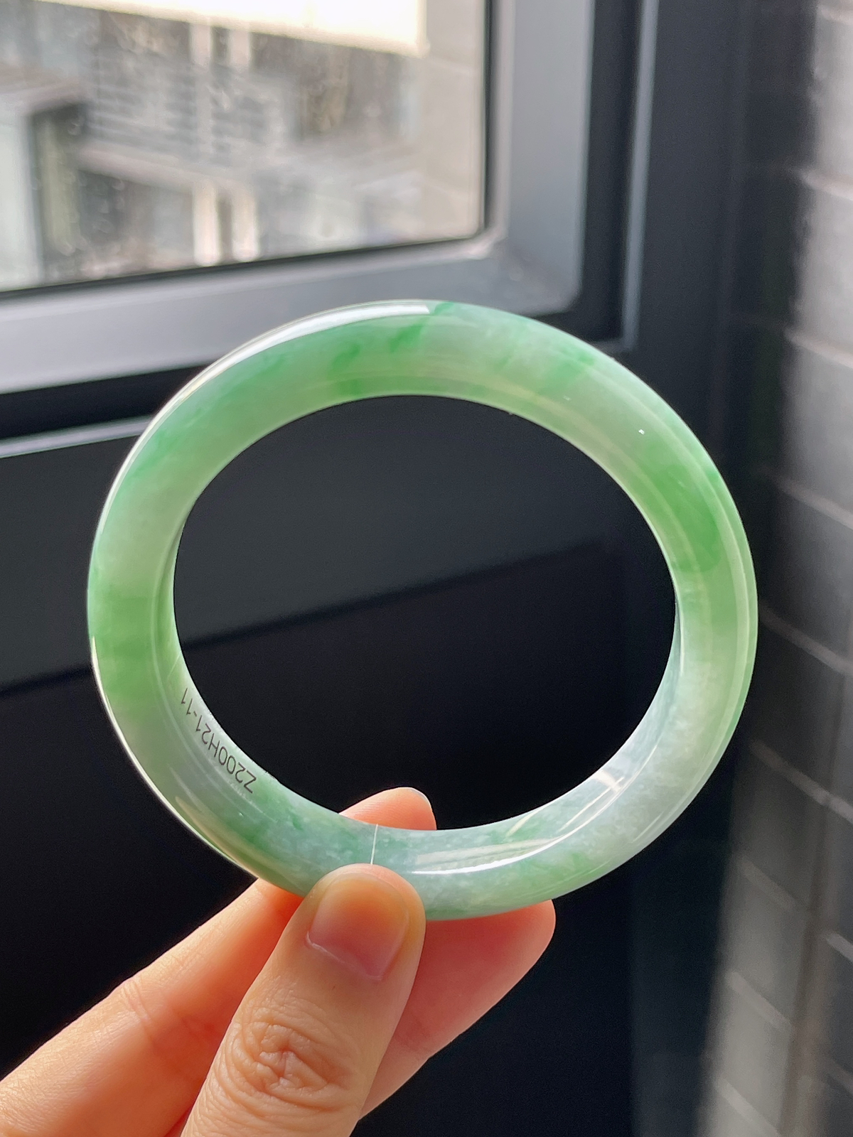 正圈59.2圈口，翡翠糯化种飘绿手镯