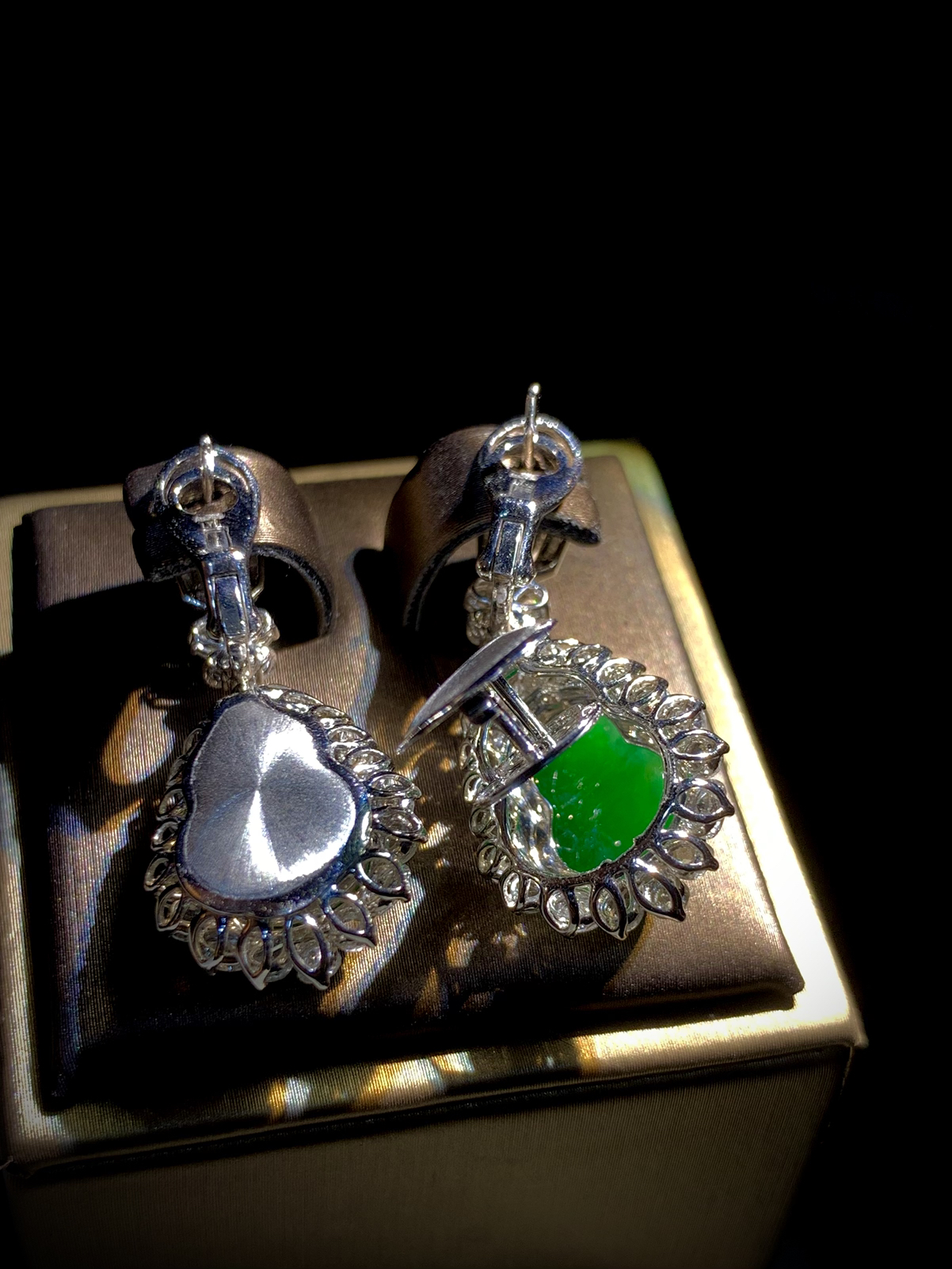 高品质翡翠葫芦耳坠，
裸石13.8-11.5-3.8mm，整体34-16-10.5mm，
18K金，南非钻，11.7g，。