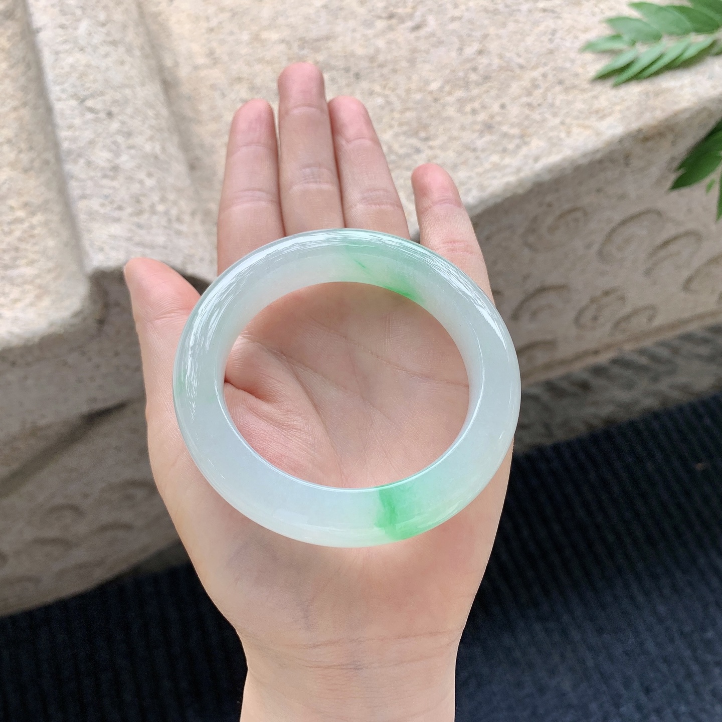 正圈54 55 【圈口】54.4/12.5/10.6 【编码】A3040935 【描述】糯冰飘绿阳绿，水润，种老，细腻，无纹裂