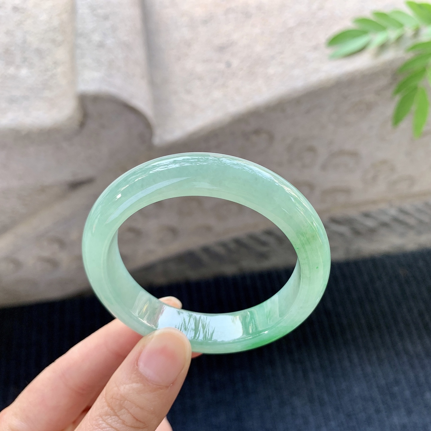 正圈49 50 【圈口】50.3/12.2/8 【编码】YT033059 【描述】糯冰飘绿，水润，种老，细腻，打灯有絮线