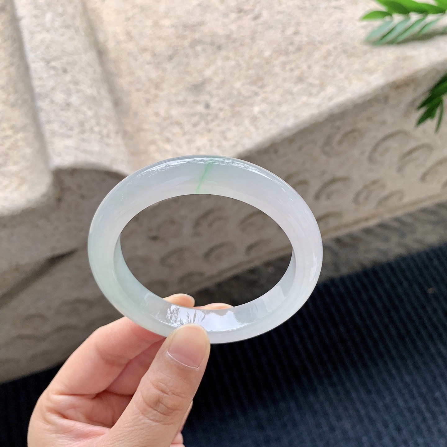 正圈53 54【圈口】54.4/11.4/8.5【编码】C5040945【描述】糯冰飘绿，水润，种老，细腻，打灯有絮线