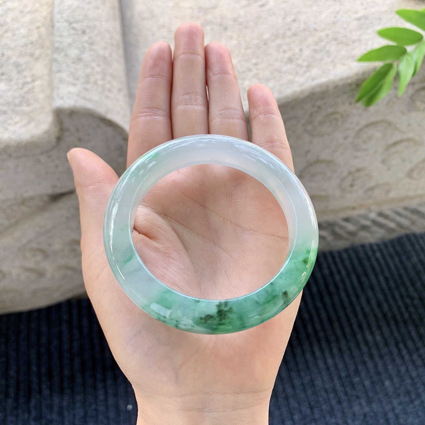 正圈54 55【圈口】55.7/11.2/9.7【编码】DW040966【描述】冰糯绿花，清透，水润，种老，细腻，打灯有棉线