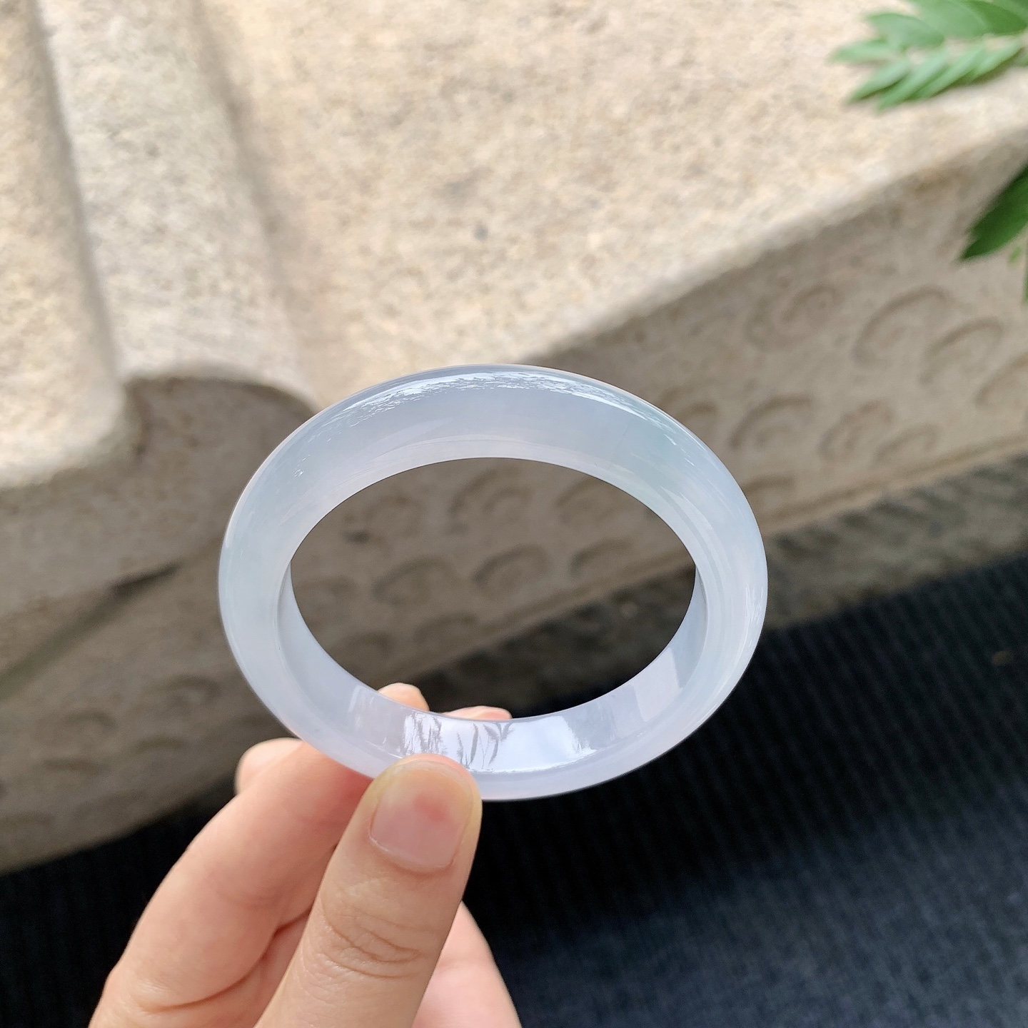 正圈52 53 【圈口】53.2/11.4/8.3 【编码】C5040943 【描述】冰糯紫罗兰，水润，种老，细腻，打灯有絮线