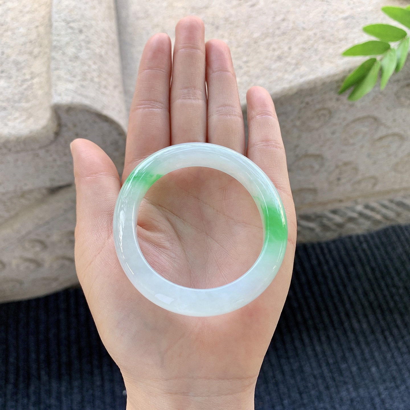 贵妃52 53【圈口】53.3/46.8/10/8.1【】喜询【编码】LZ011958【描述】冰糯飘阳绿，水润，种老，细腻，无纹裂