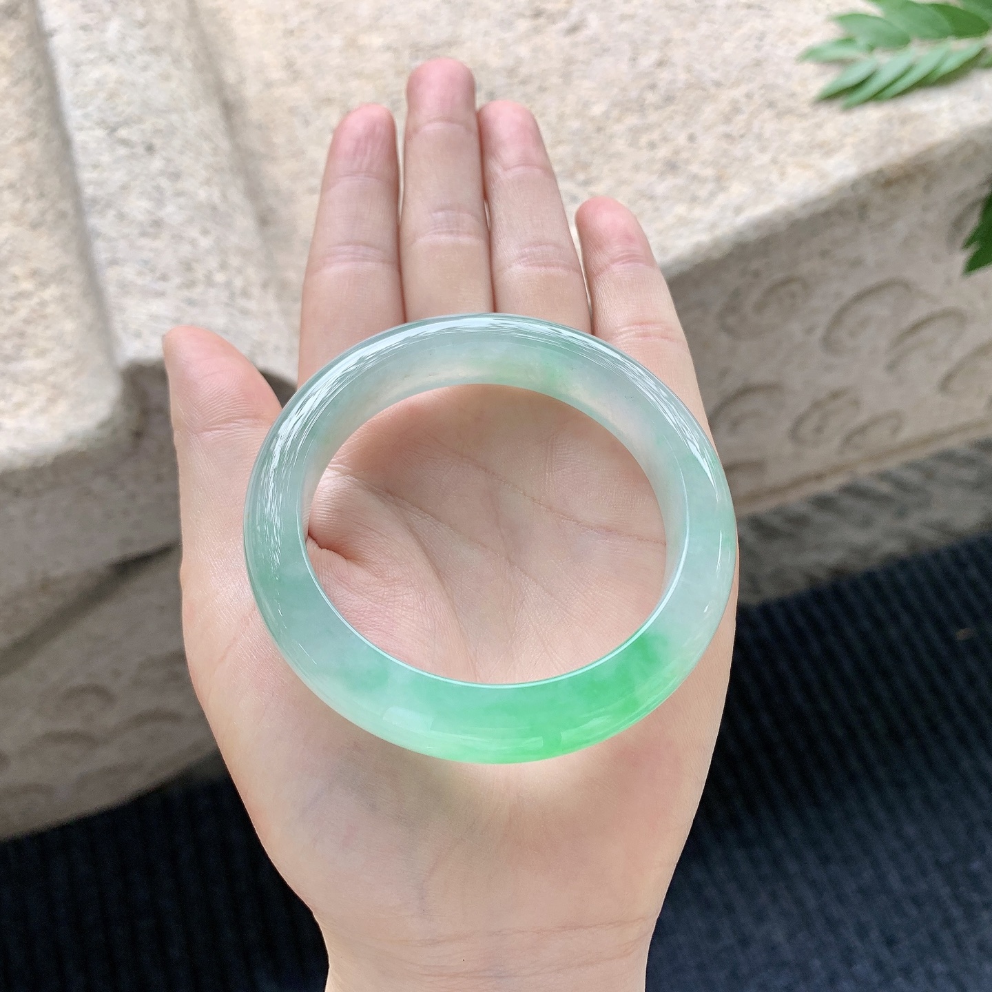 正圈52 53【圈口】53.3/12.3/8.7【编码】GJ040901【描述】冰阳绿，清透，水润，