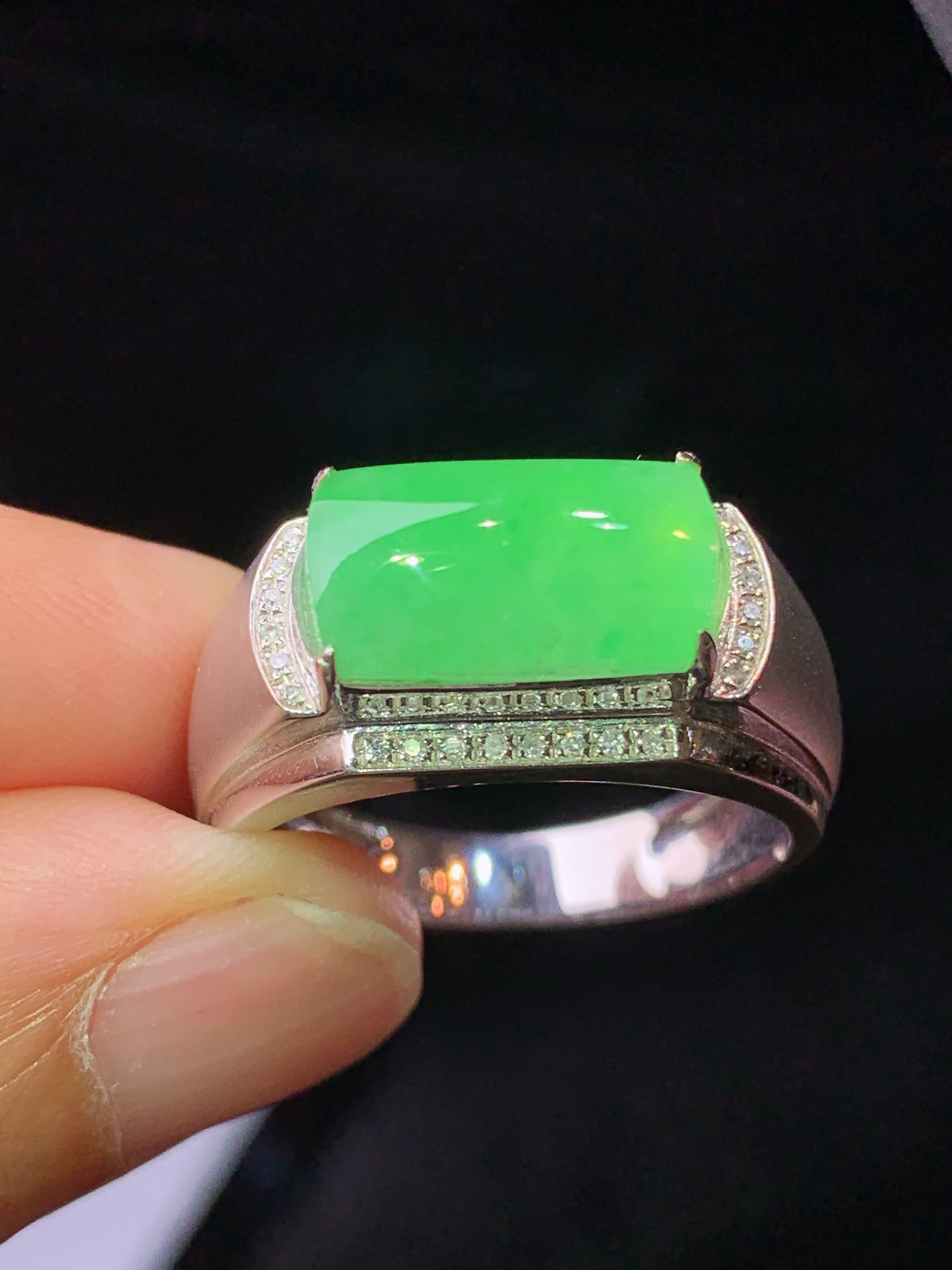 18k金钻镶嵌翠绿马鞍戒指吊坠 玉质细腻 色泽艳丽清新 水润亮眼 圈20.5 裸石尺寸7.2*13.8*3.8