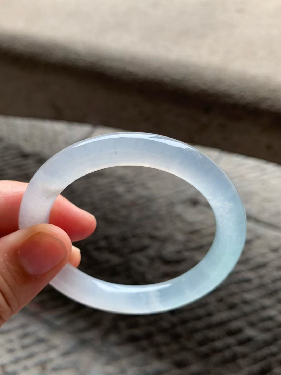 冰飘绿丝圆条手镯尺寸52*9*9 老种，通体清透，胶感十足，泛荧光，一缕绿丝灵气清新，简约却点晴！