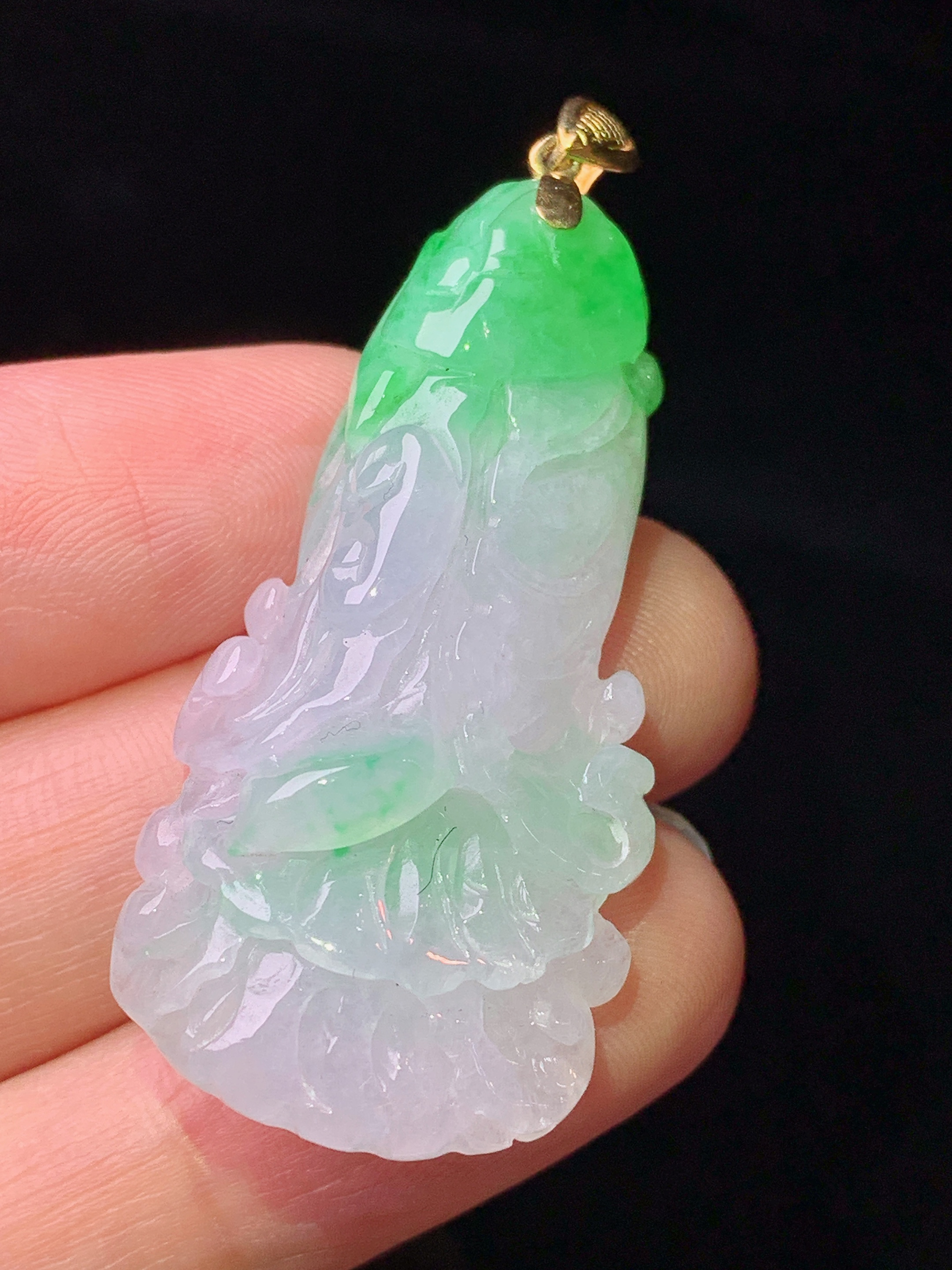 18k金镶嵌飘绿白菜吊坠 玉质细腻 色泽艳丽清新 水润亮眼 整体尺寸46.7*20*10.5a5