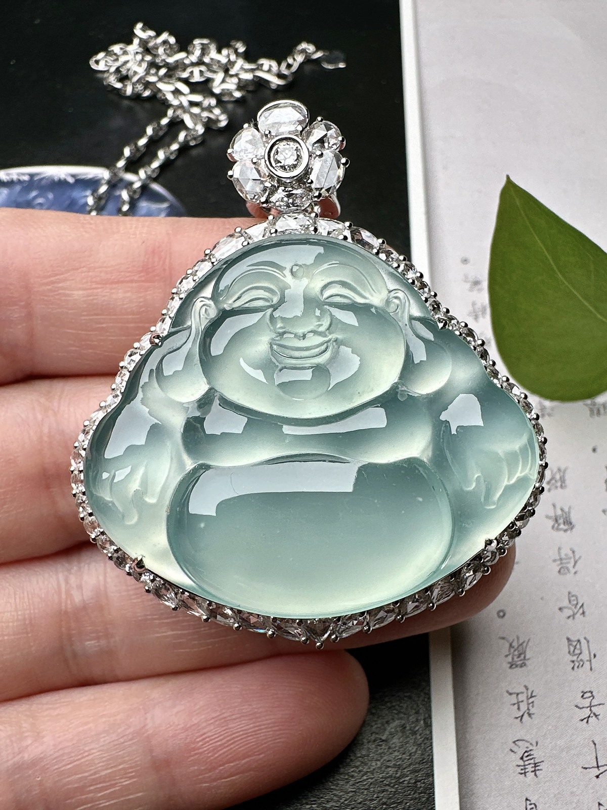 【玻璃种天空蓝佛】大尺寸，冰感动人，通透闪耀，光可鉴人，佳品推荐。收藏品质，18k金钻镶嵌，裸石尺寸32.6*39*5.2毫米