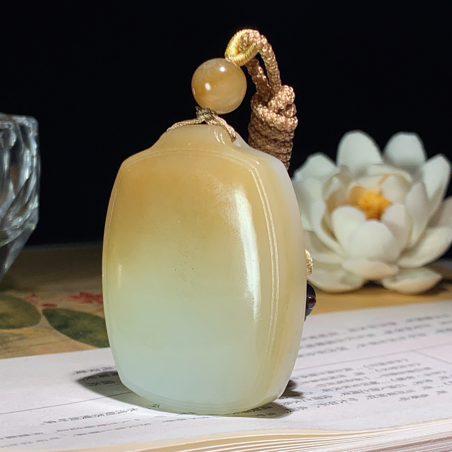 新疆和田玉且末糖平安无事牌挂件 尺寸50/39/12重54.5克 玉质细腻油润 底色纯净 脂粉好，品质好。lt260407