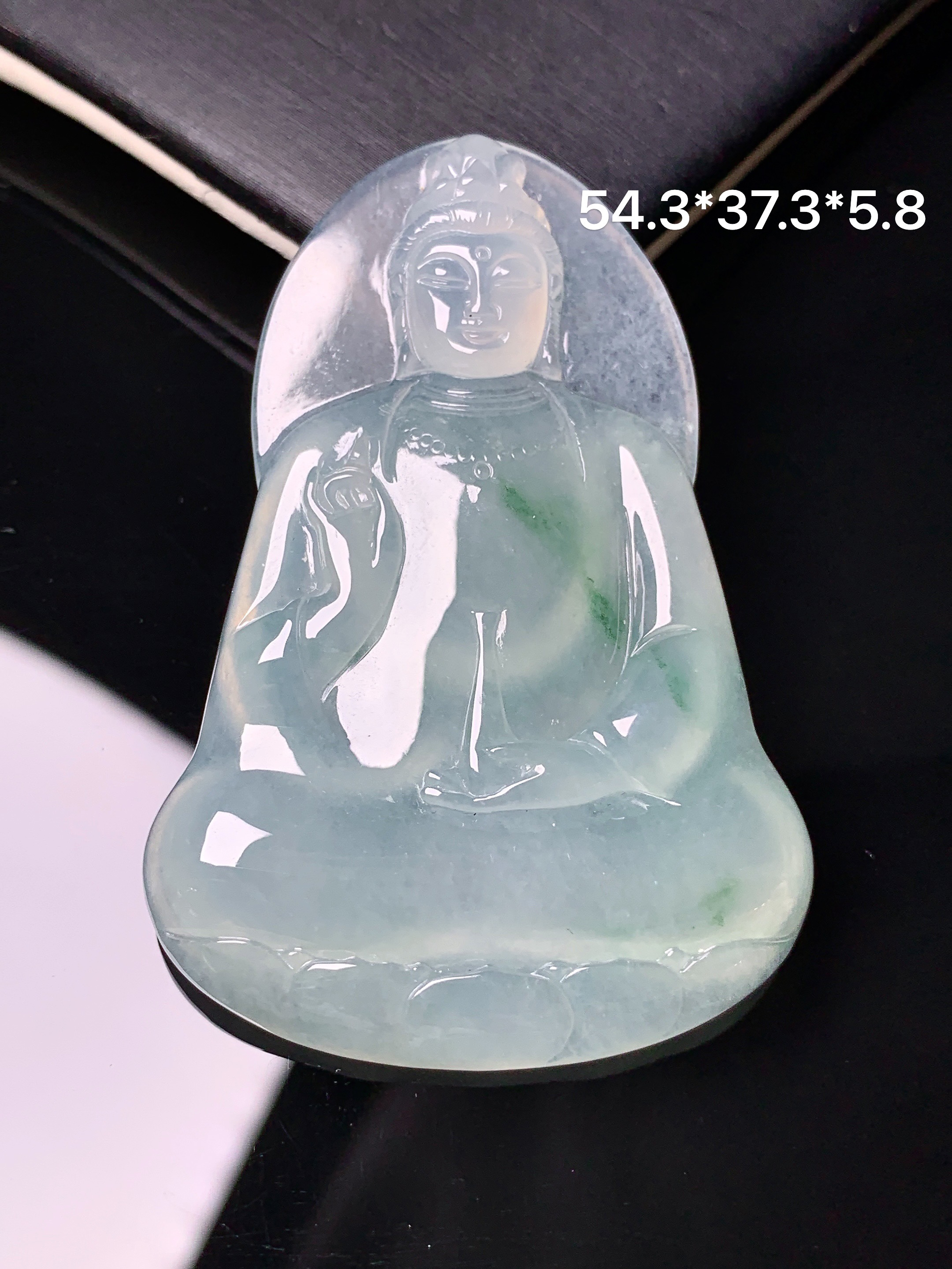 冰种飘绿素衣观音菩萨吊坠 玉质细腻 色泽艳丽清新 水润亮眼 整体尺寸54.3*37.3*5.8a2