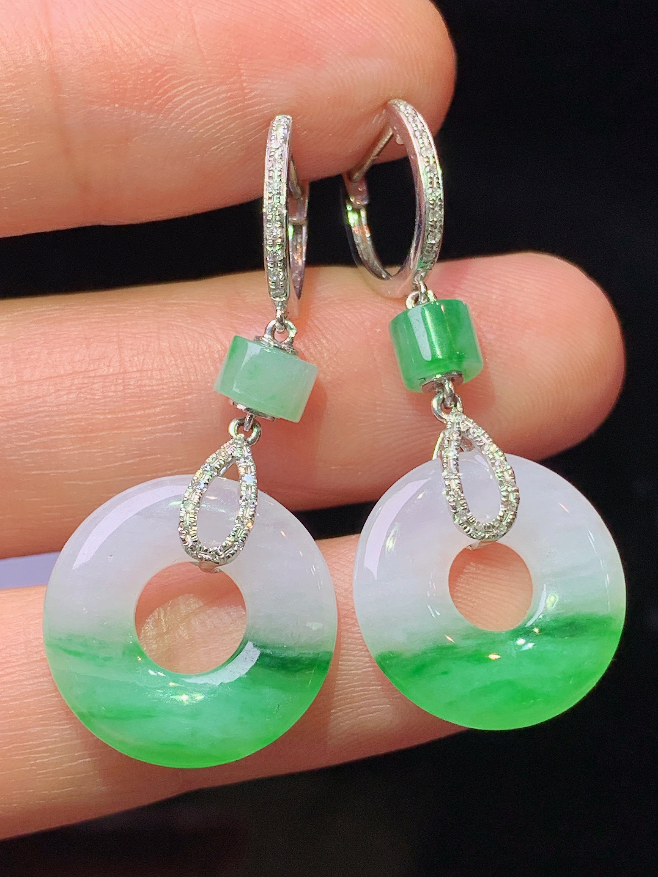 18k金钻镶嵌飘绿平安环耳坠 玉质细腻 色泽艳丽清新 水润亮眼 整体尺寸35.6*15.5*3.2c5