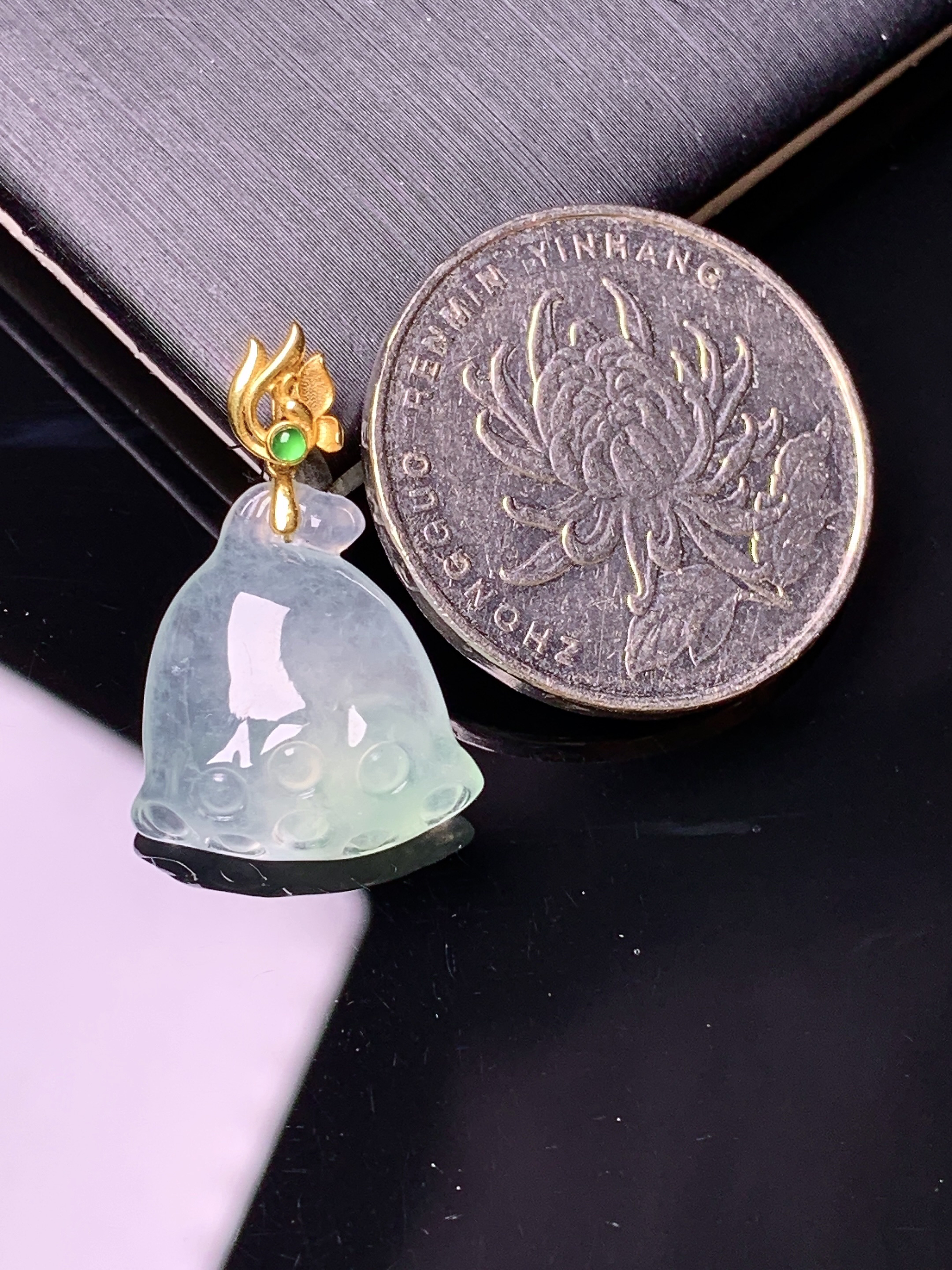 18k金镶嵌冰种莲蓬吊坠 玉质细腻 色泽艳丽清新 水润亮眼 整体尺寸23.8*15.6*6c5