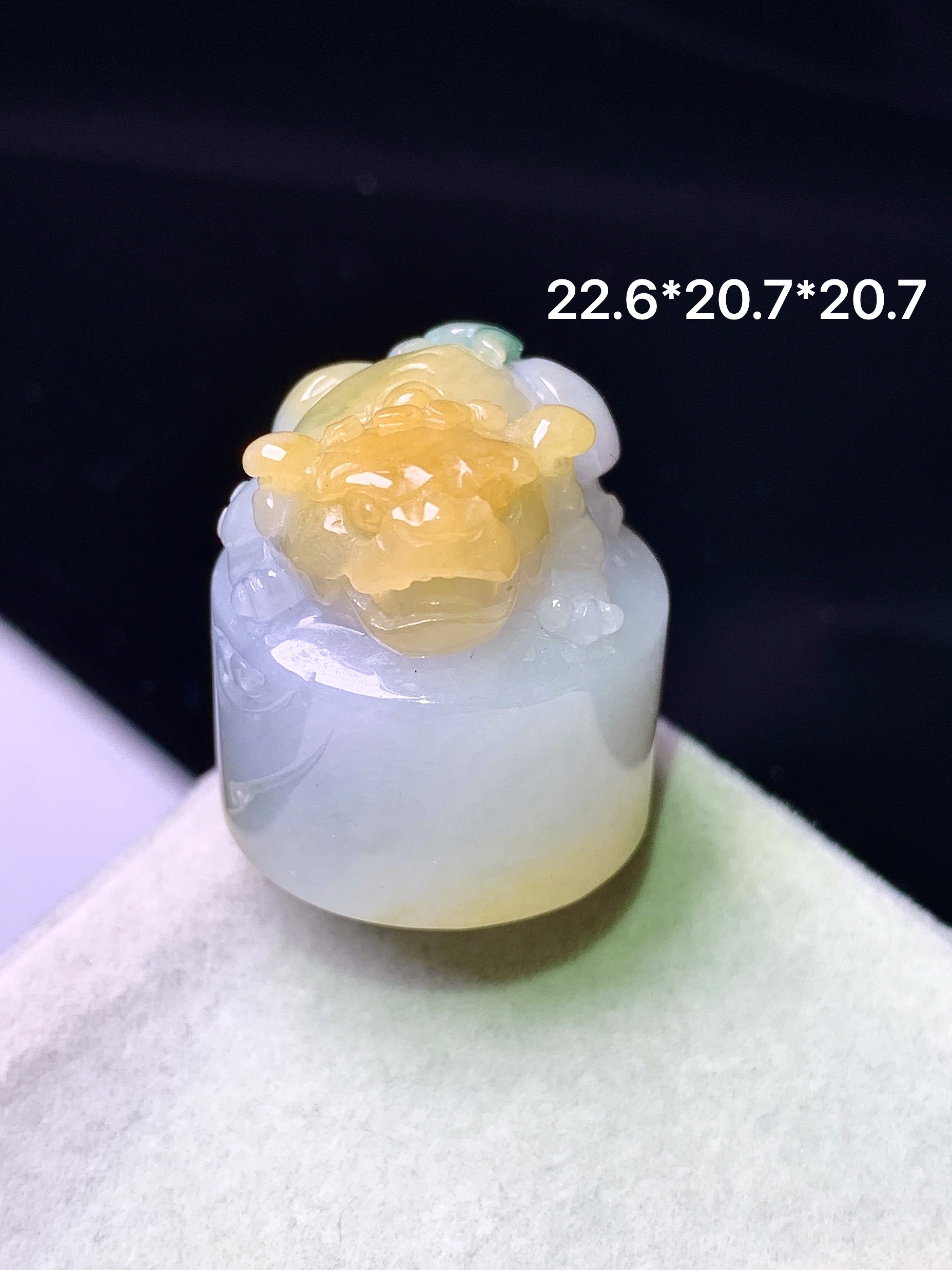 飘黄翡貔貅印章 玉质细腻 色泽艳丽清新 水润亮眼 整体尺寸22.6*20.7*20.7a5
