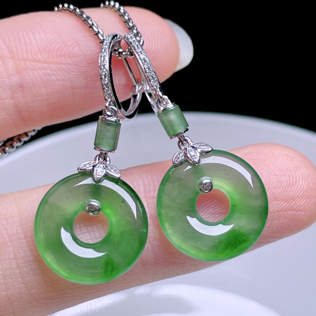 ️ 冰绿甜甜圈耳坠 
色泽浓郁，种老水润，18k金镶嵌
整体：32
裸石：13.4/2.7