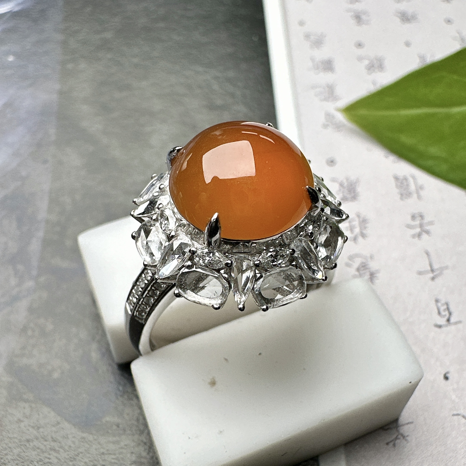 【冰种红黄翡馒头戒指】通透闪亮，起光的料子，厚度很好，18k金钻镶嵌，裸石尺寸10.3*5.2毫米